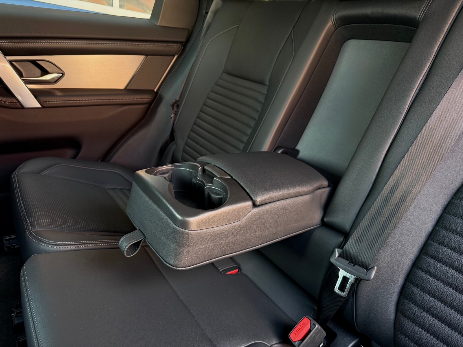 Land Rover Discovery Sport - zdjęcie 12