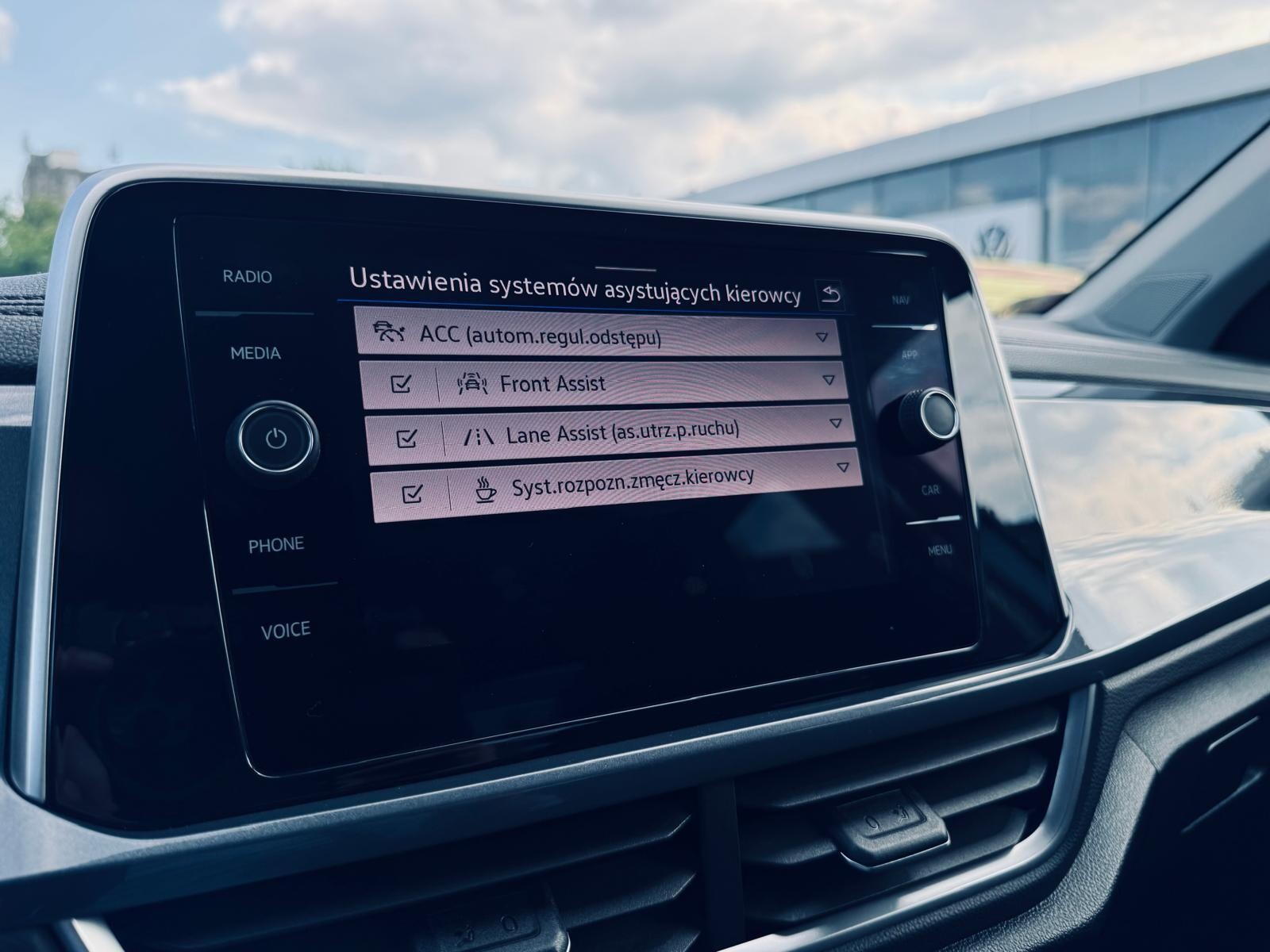 Volkswagen T-Roc - zdjęcie 18