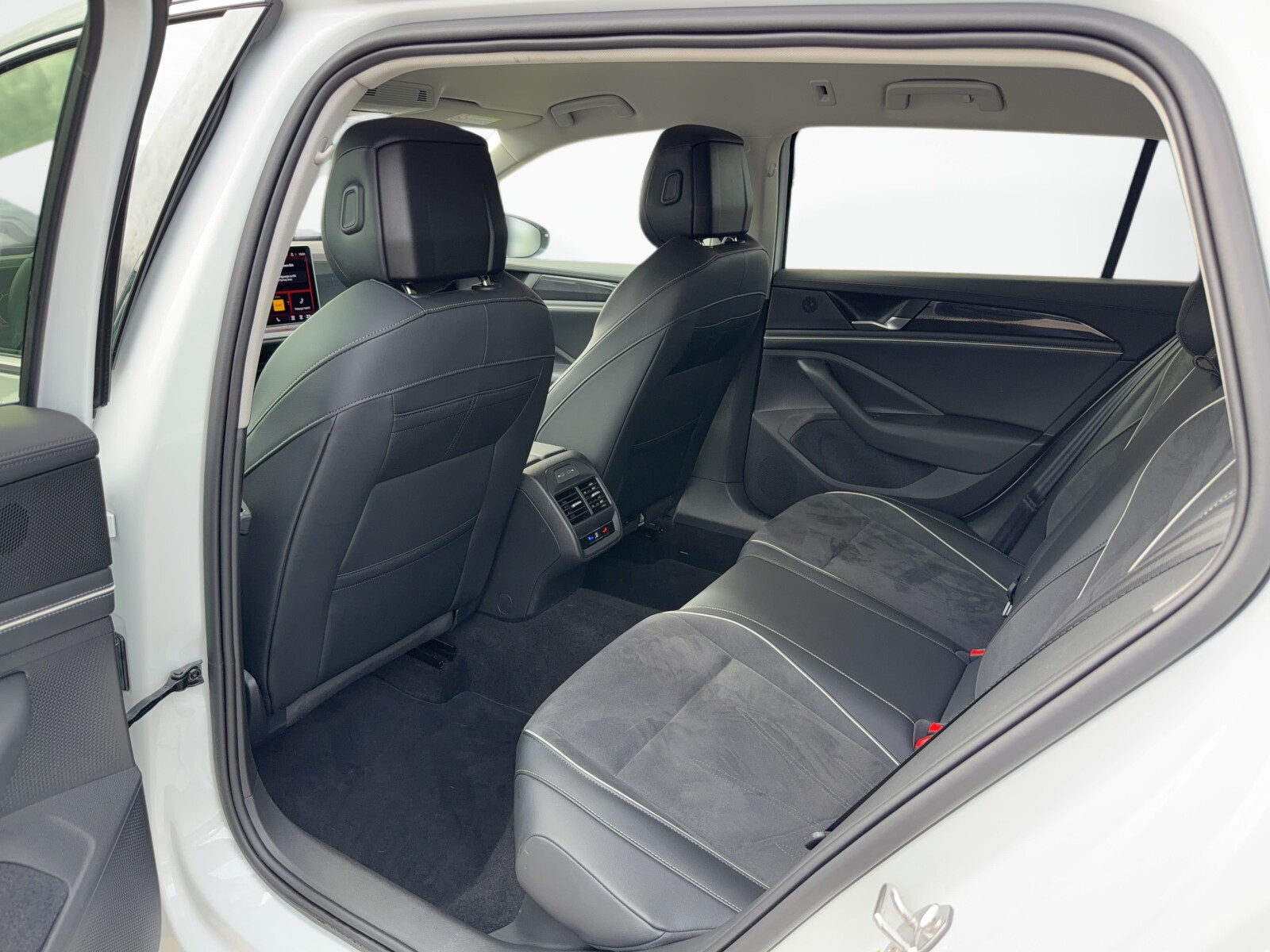 Volkswagen Passat Variant - zdjęcie 34