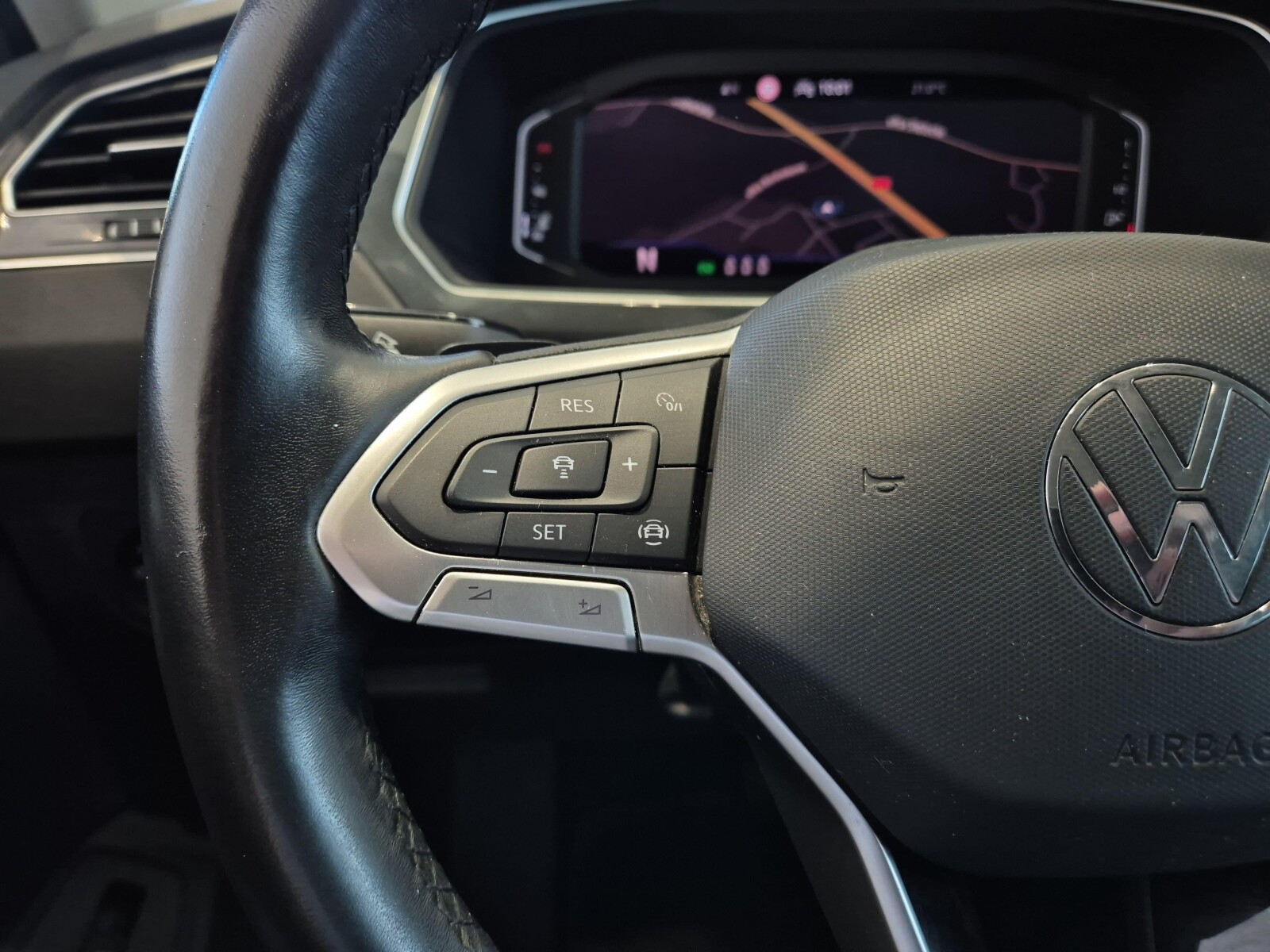 Volkswagen Tiguan - zdjęcie 16