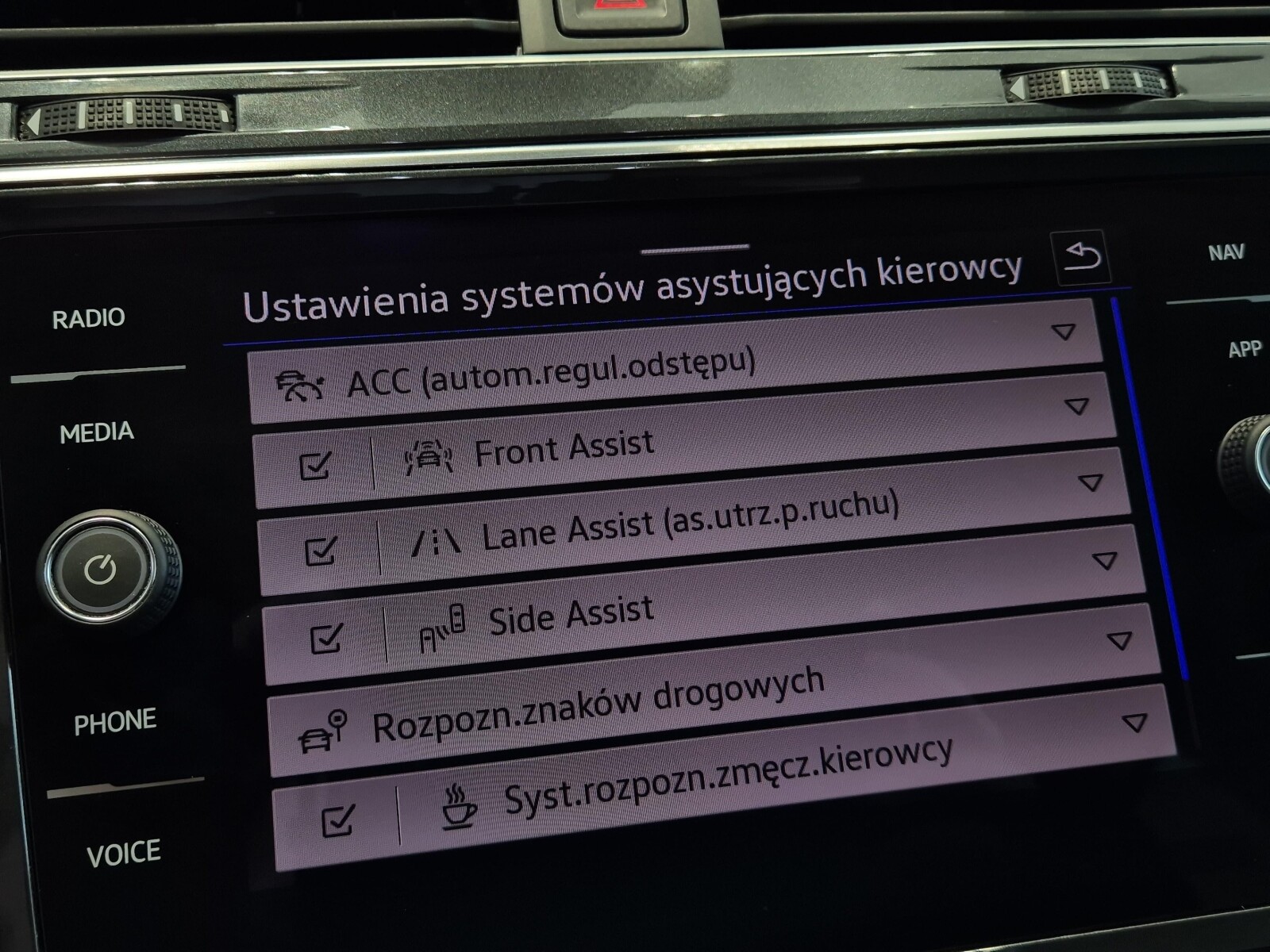 Volkswagen Tiguan - zdjęcie 25
