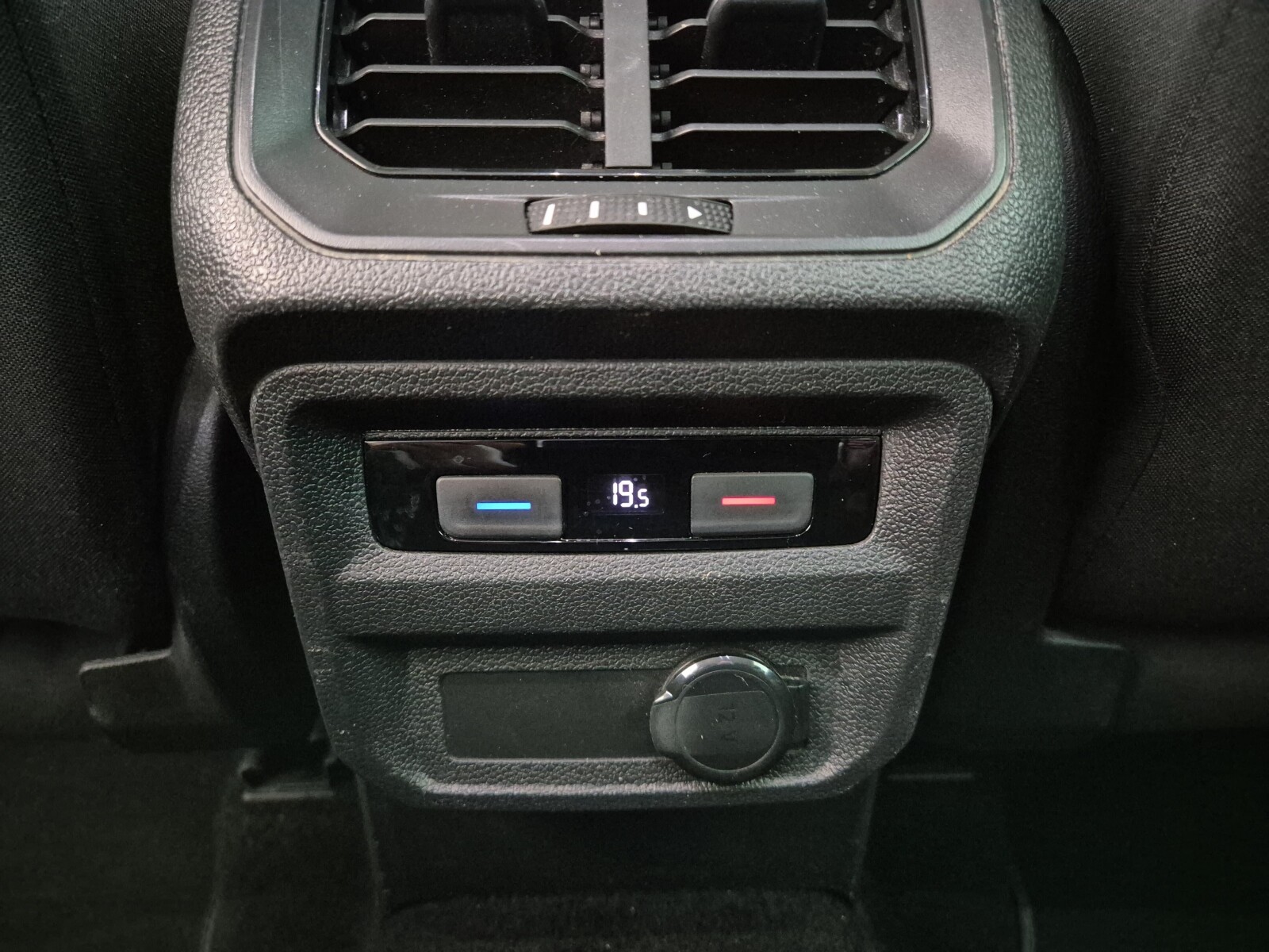Volkswagen Tiguan - zdjęcie 27