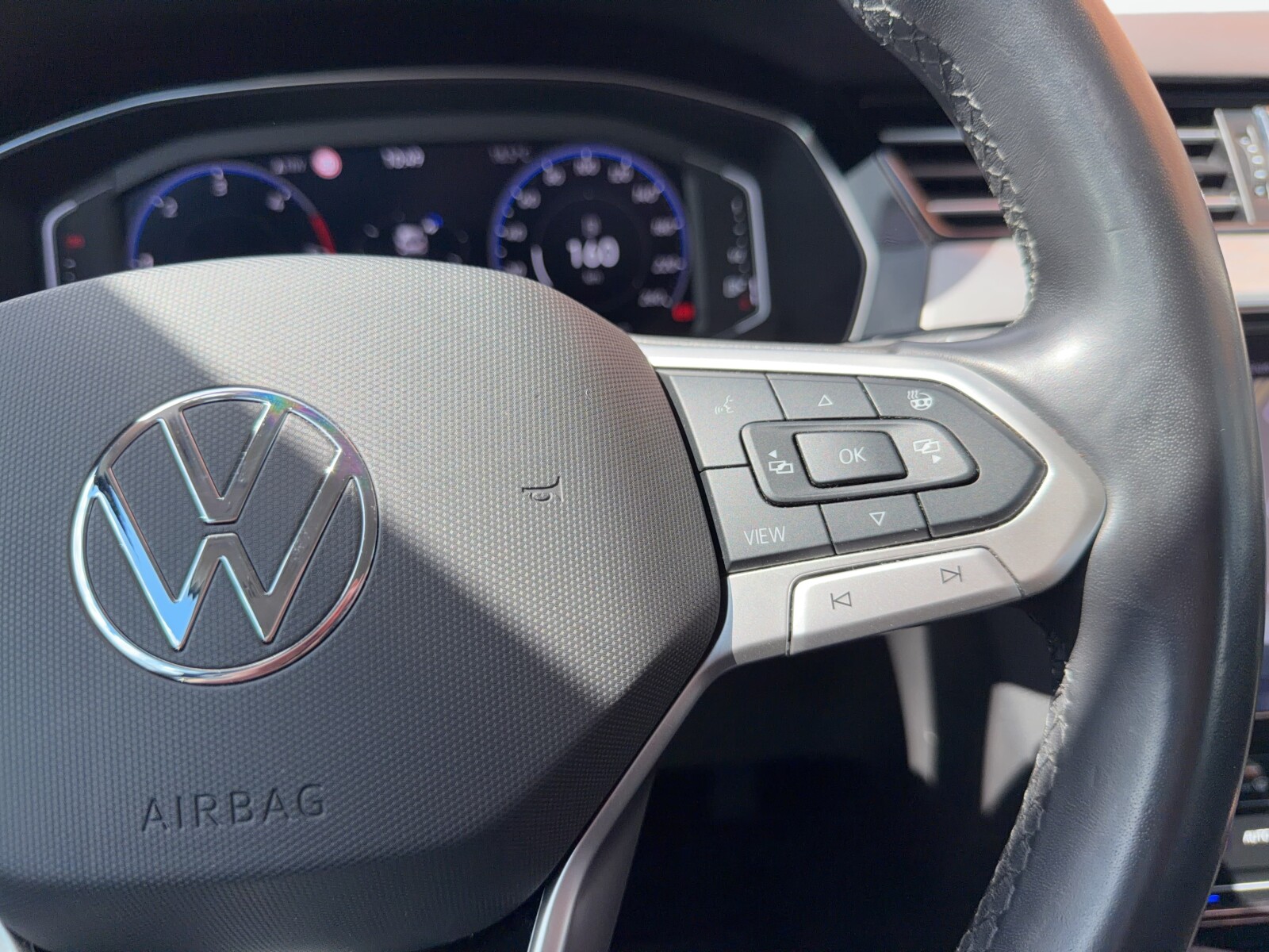 Volkswagen Passat - zdjęcie 16