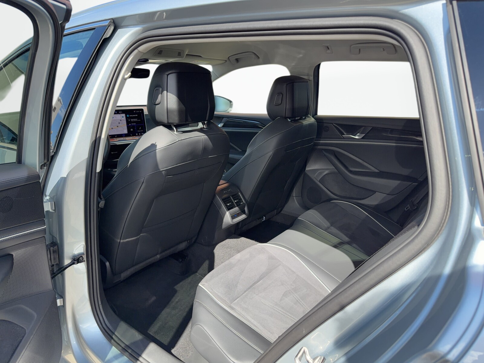 Volkswagen Passat Variant - zdjęcie 32
