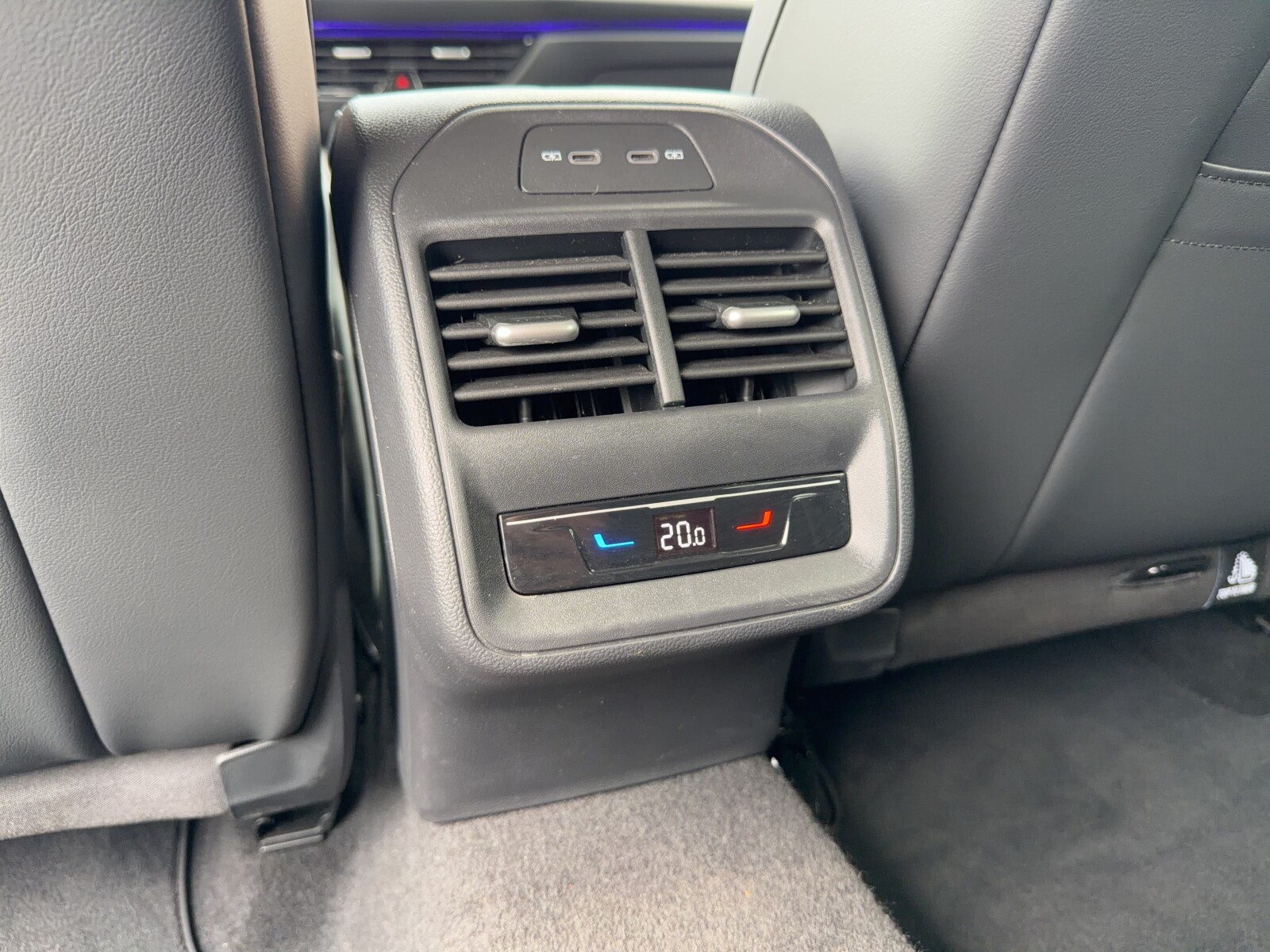 Volkswagen Passat - zdjęcie 32