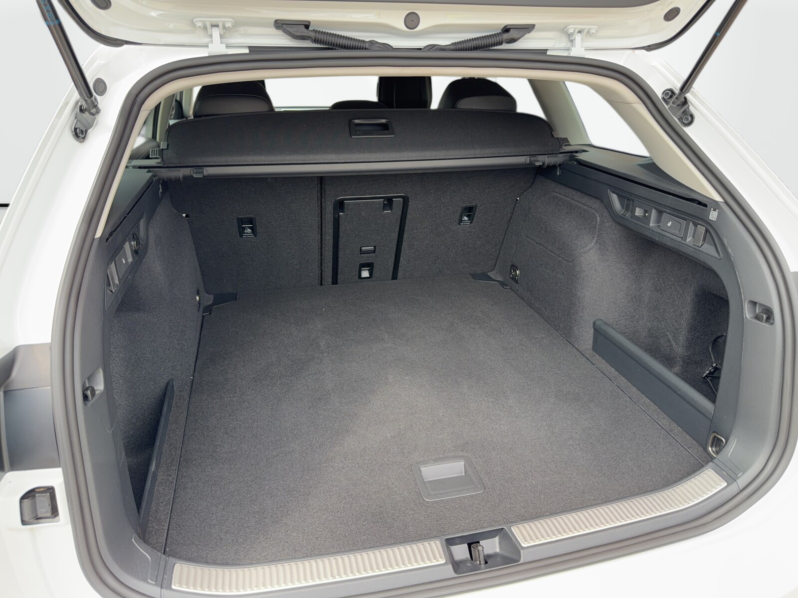 Volkswagen Passat - zdjęcie 34