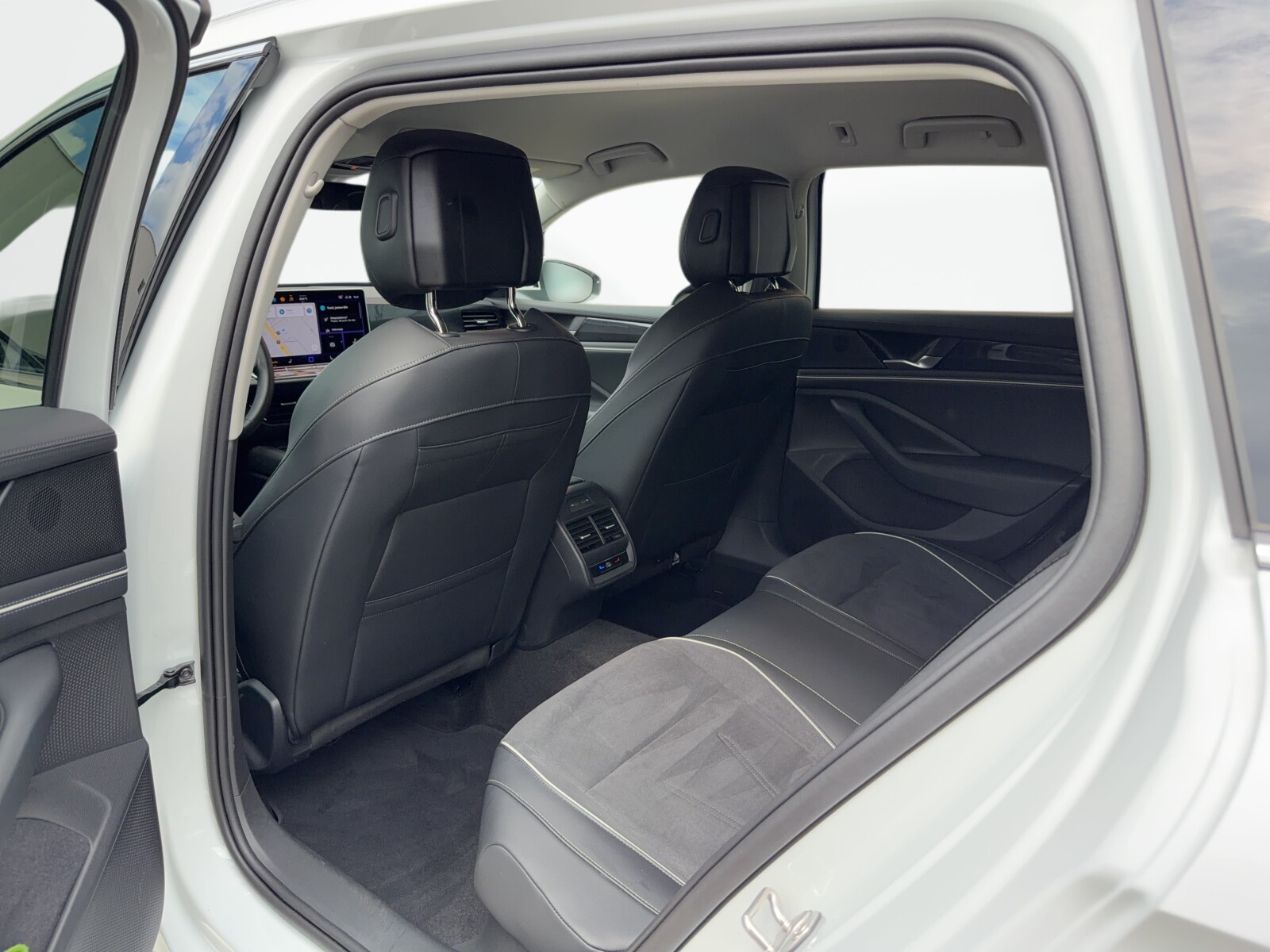Volkswagen Passat - zdjęcie 31
