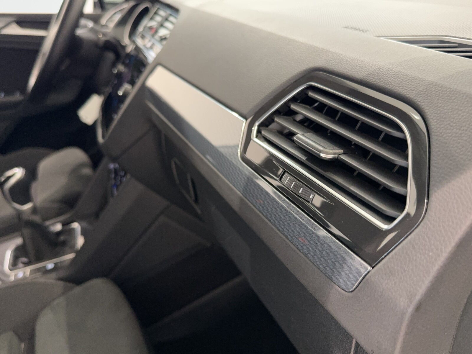 Volkswagen Tiguan - zdjęcie 20