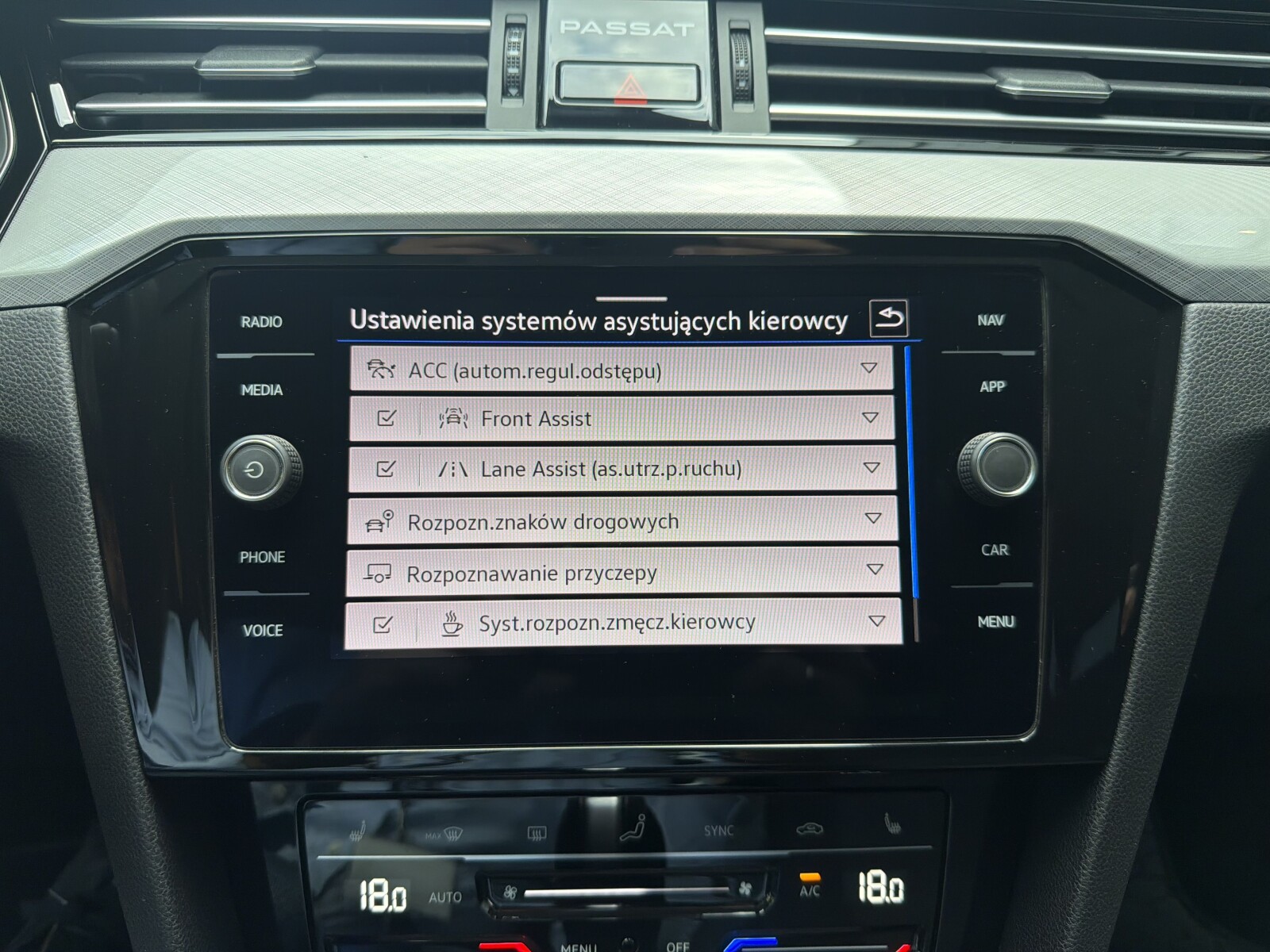 Volkswagen Passat Variant - zdjęcie 27