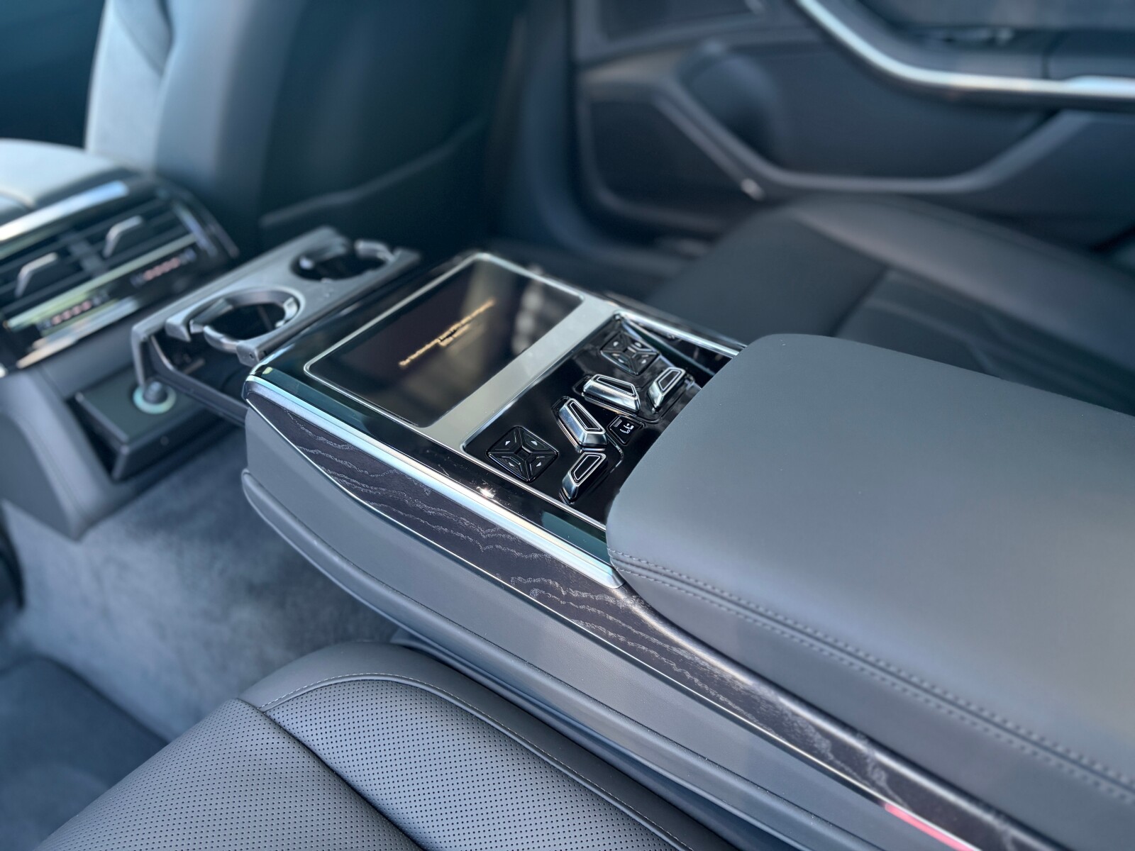 Audi A8 - zdjęcie 29