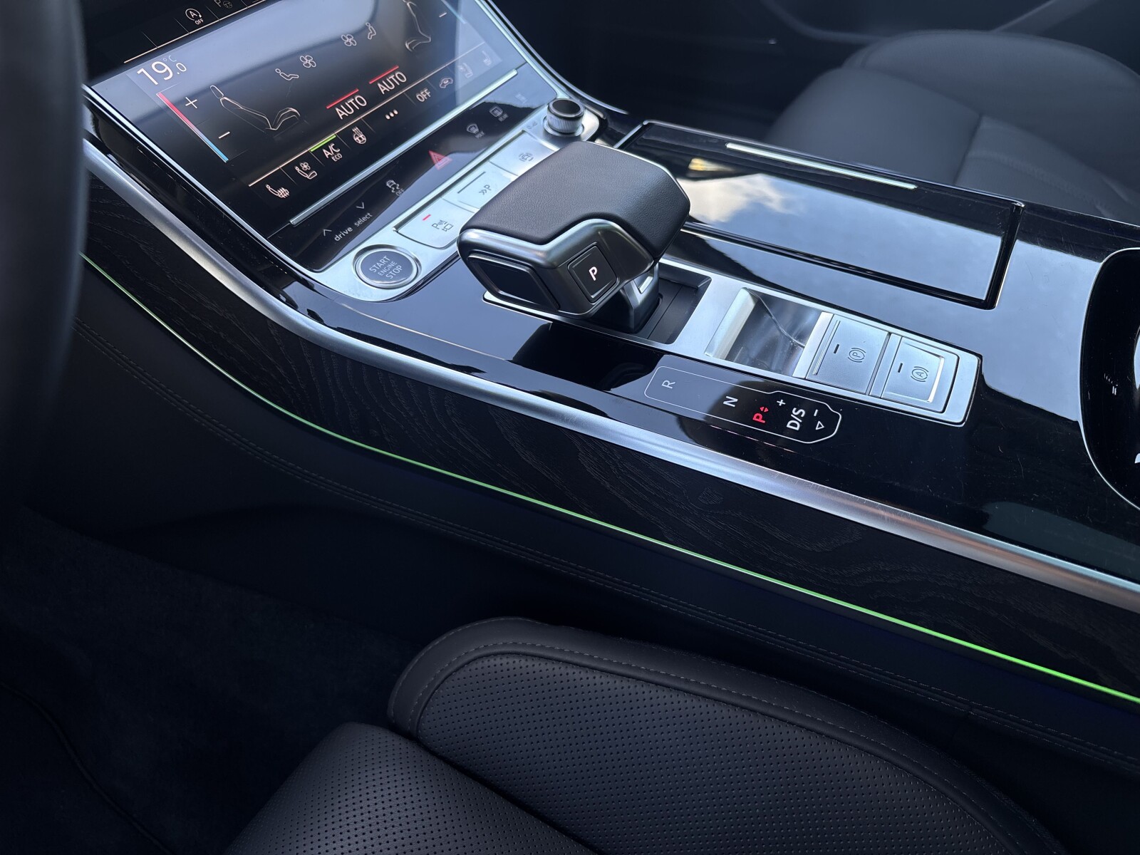 Audi A8 - zdjęcie 18