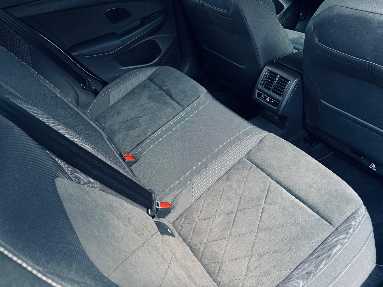 Volkswagen Golf - zdjęcie 19
