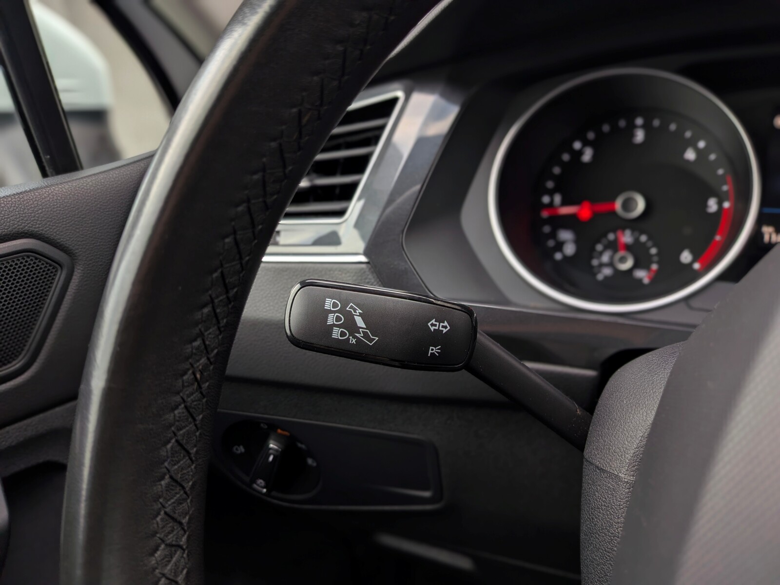 Volkswagen Tiguan - zdjęcie 17