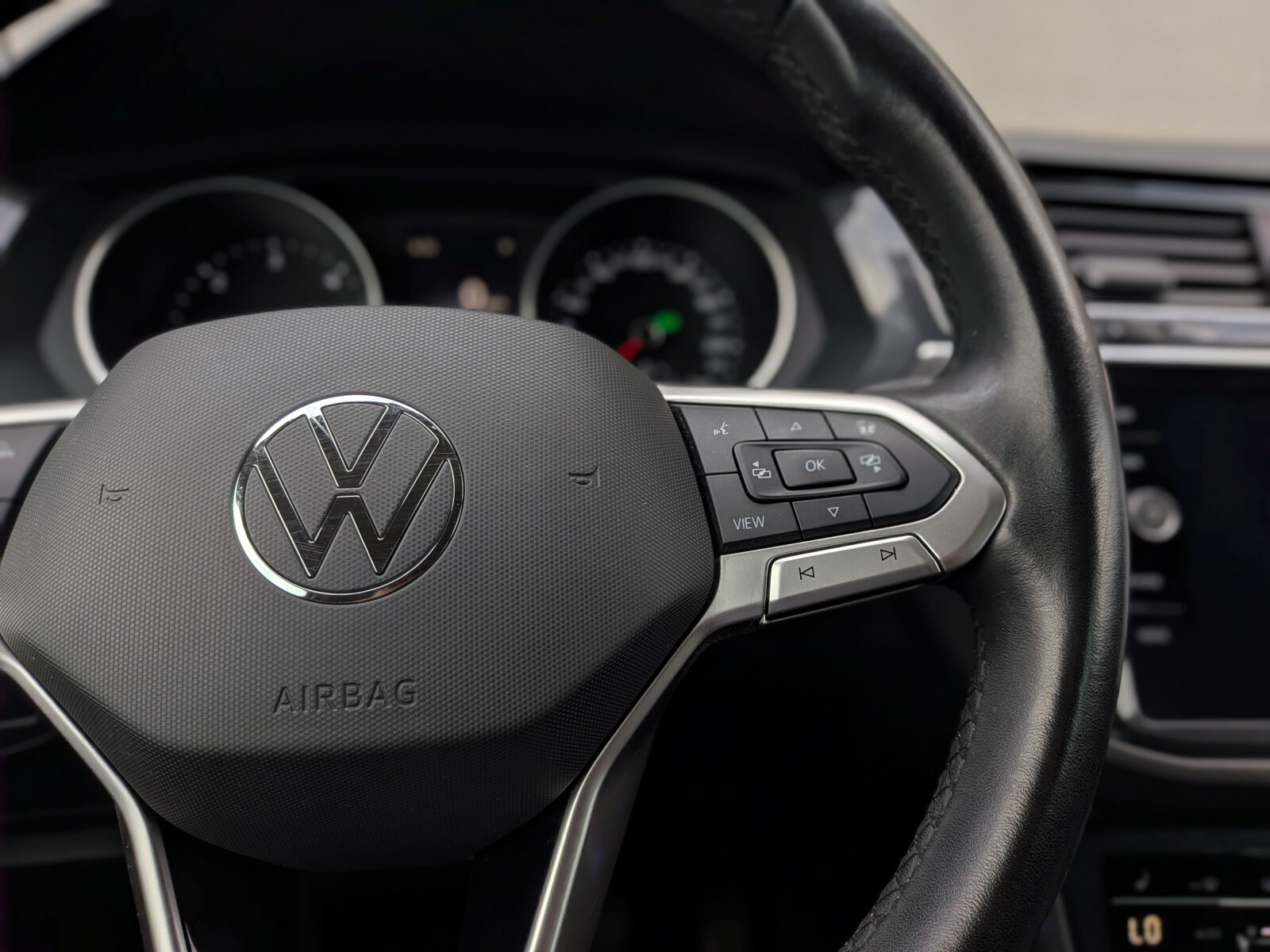 Volkswagen Tiguan - zdjęcie 16