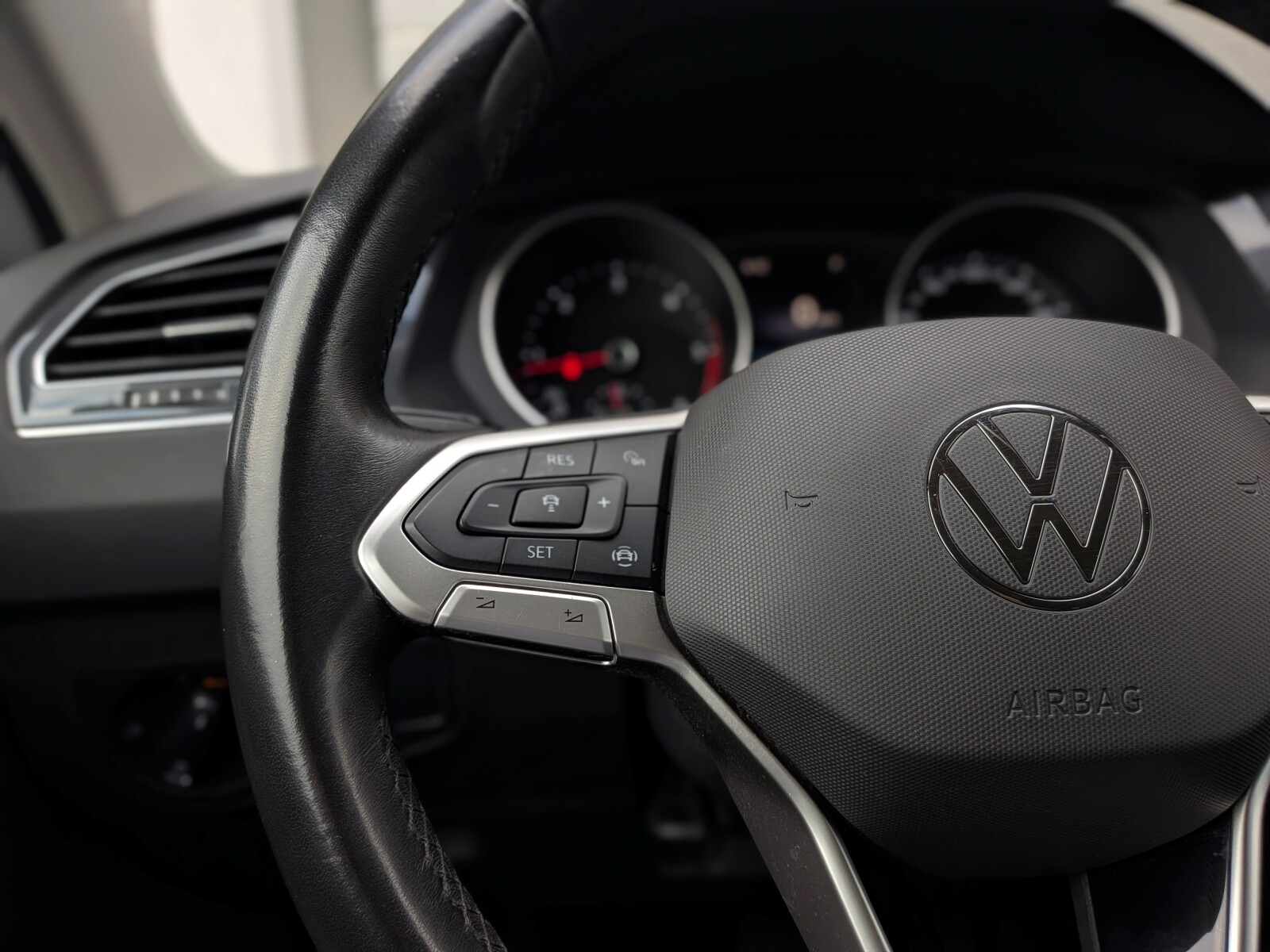 Volkswagen Tiguan - zdjęcie 15