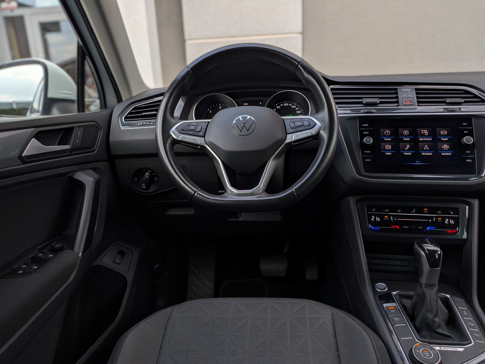 Volkswagen Tiguan - zdjęcie 12