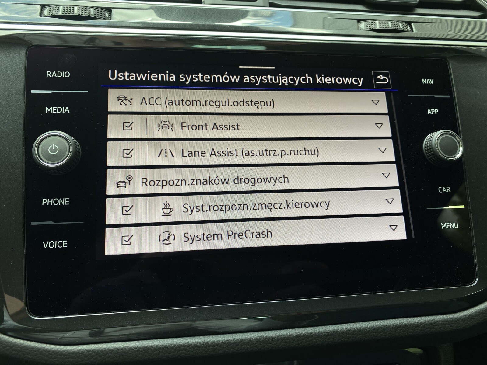 Volkswagen Tiguan - zdjęcie 22