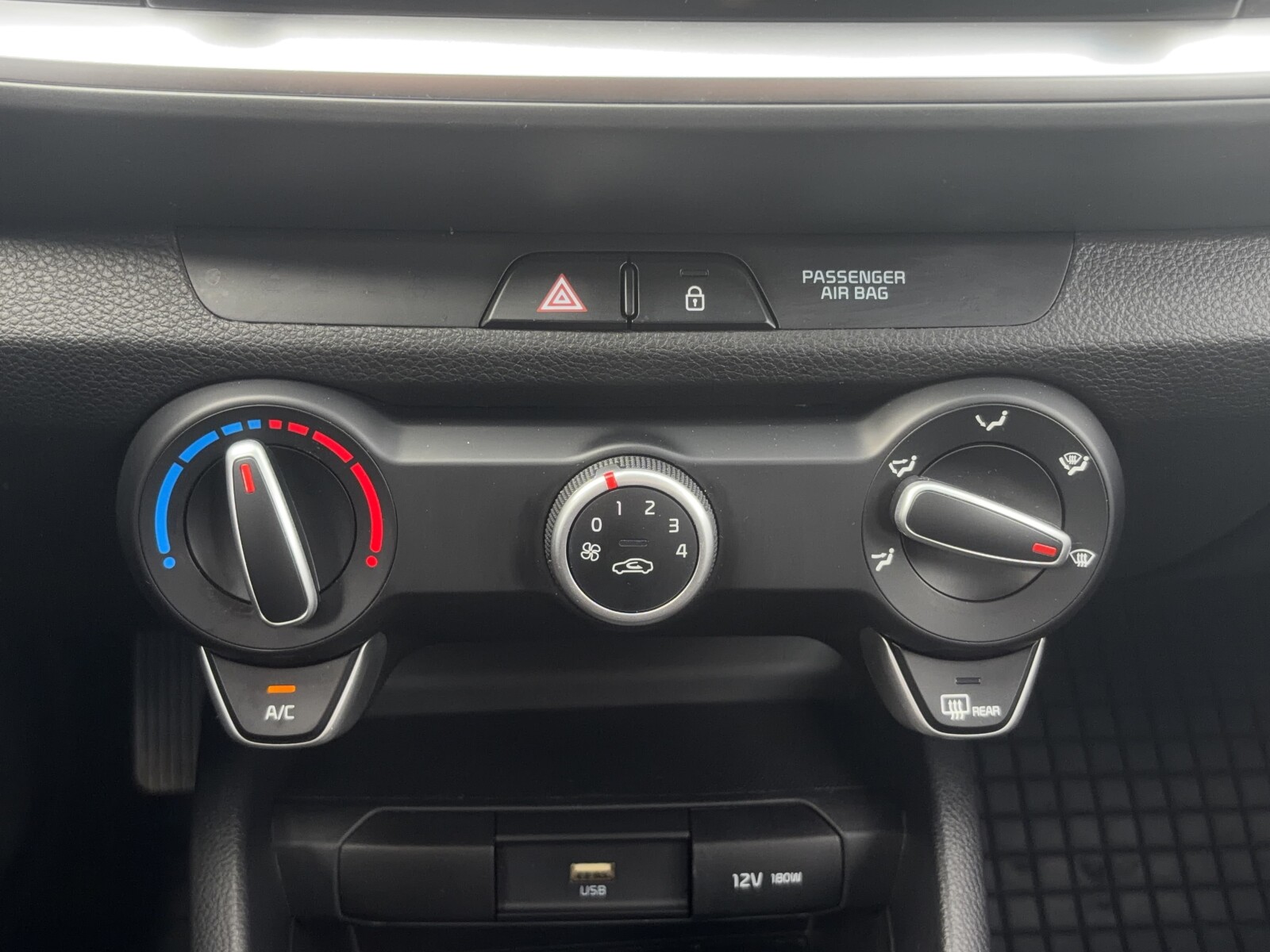 Kia Stonic - zdjęcie 22