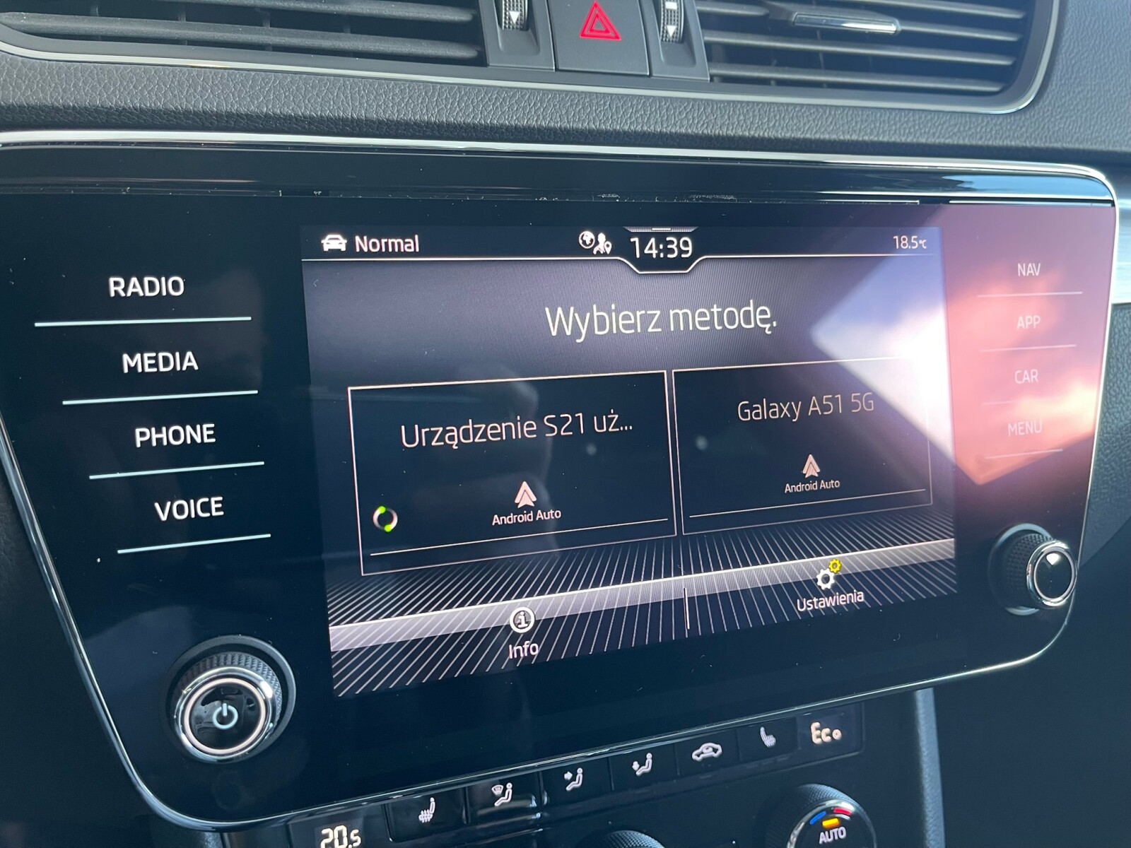 Škoda Superb Combi - zdjęcie 23