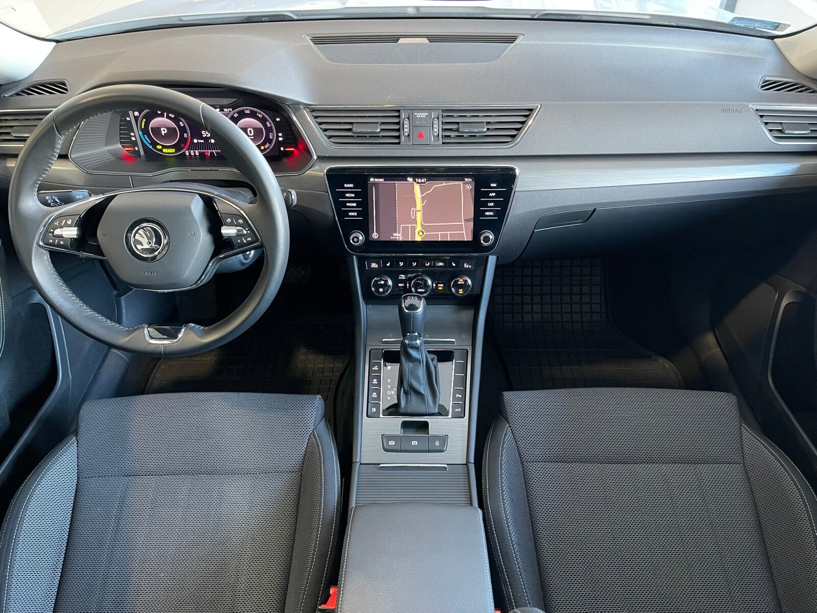 Škoda Superb Combi - zdjęcie 13