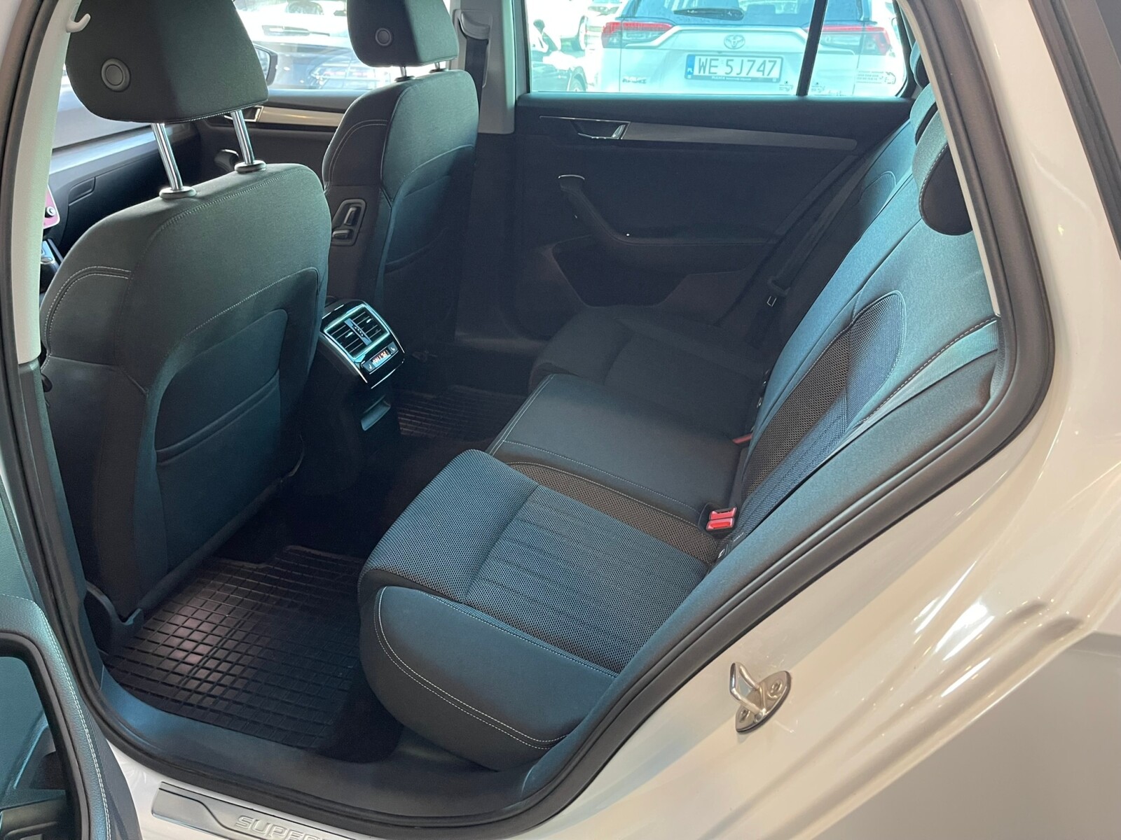Škoda Superb Combi - zdjęcie 11