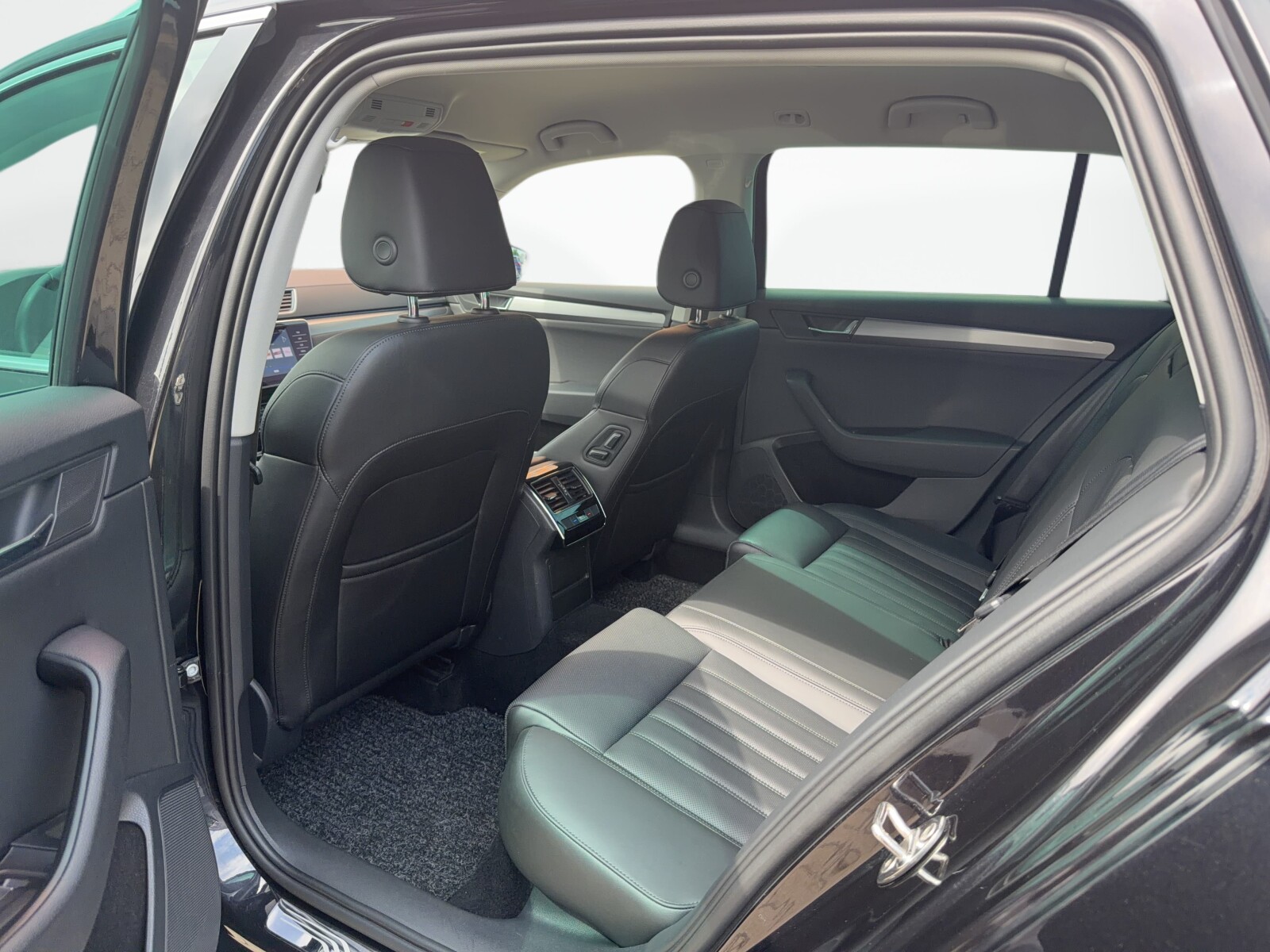 Škoda Superb Combi - zdjęcie 35
