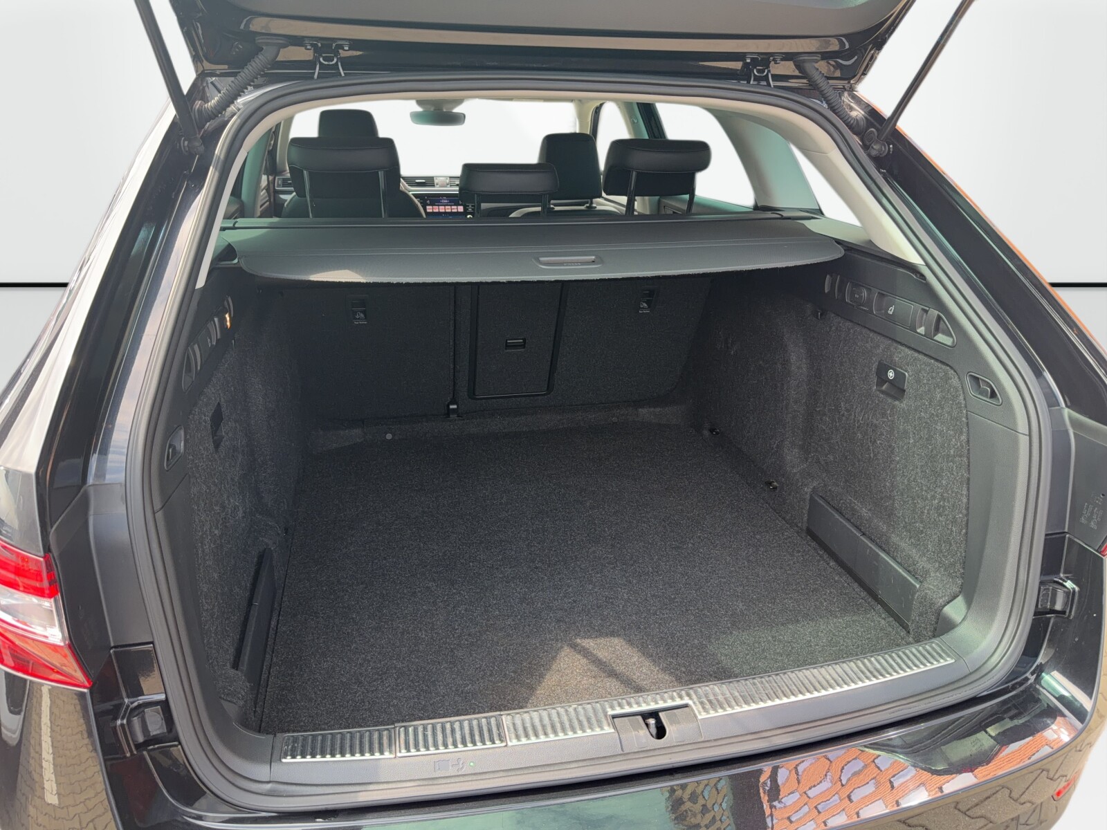 Škoda Superb Combi - zdjęcie 38