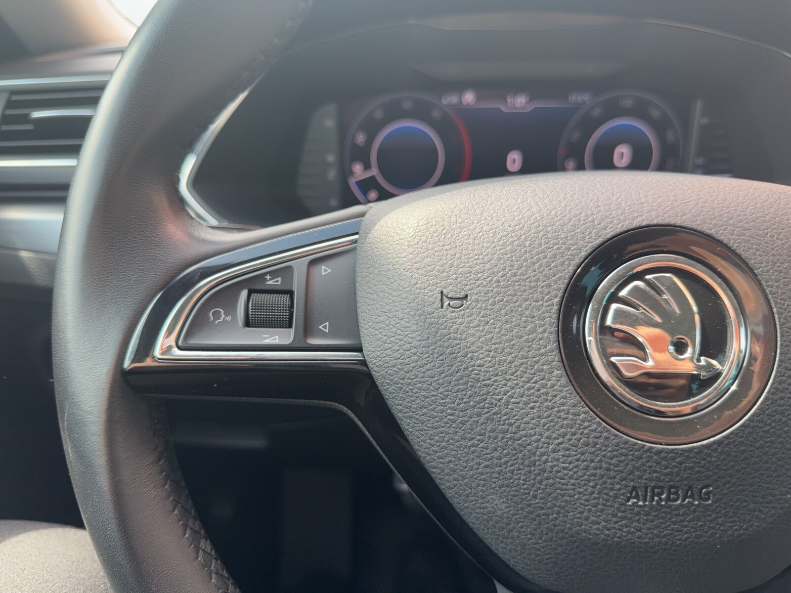 Škoda Superb Combi - zdjęcie 16