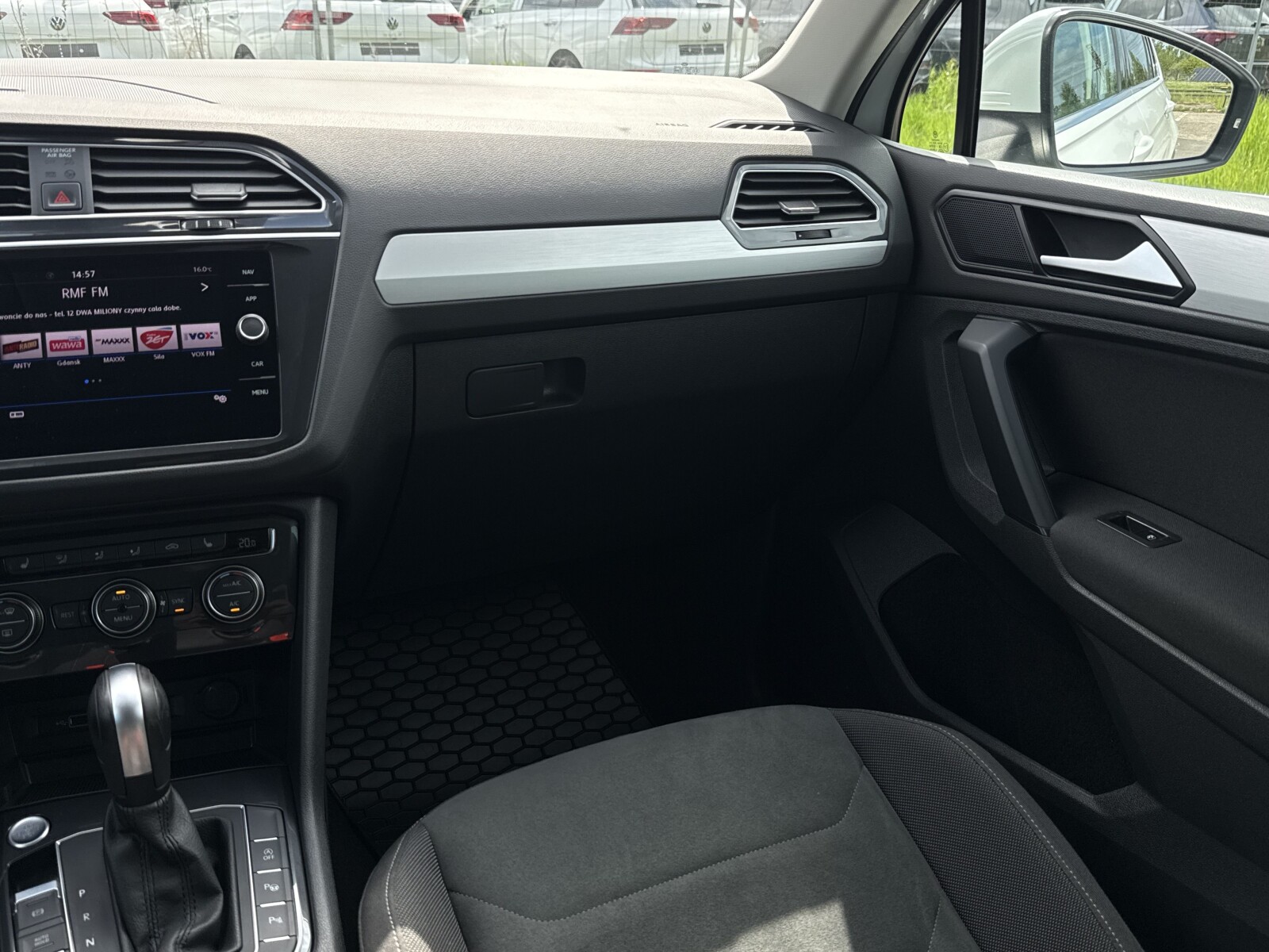 Volkswagen Tiguan - zdjęcie 12