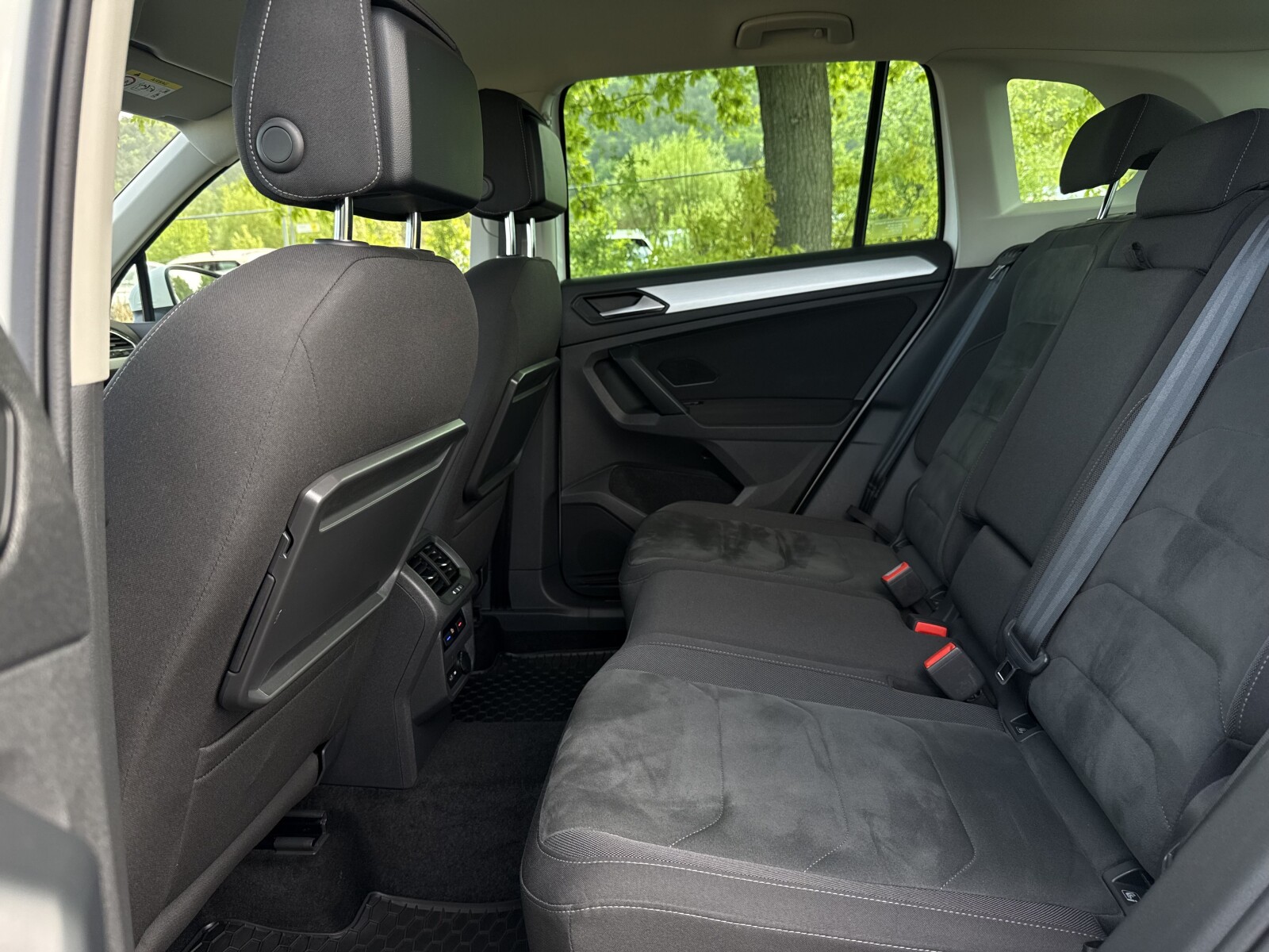 Volkswagen Tiguan - zdjęcie 32