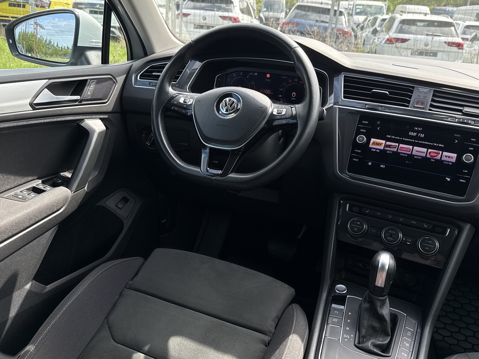 Volkswagen Tiguan - zdjęcie 11