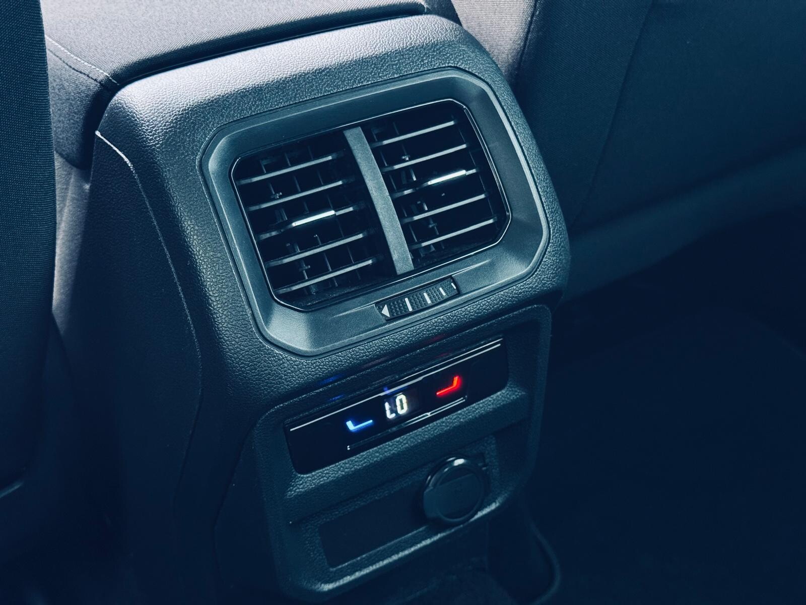 Volkswagen Tiguan - zdjęcie 34