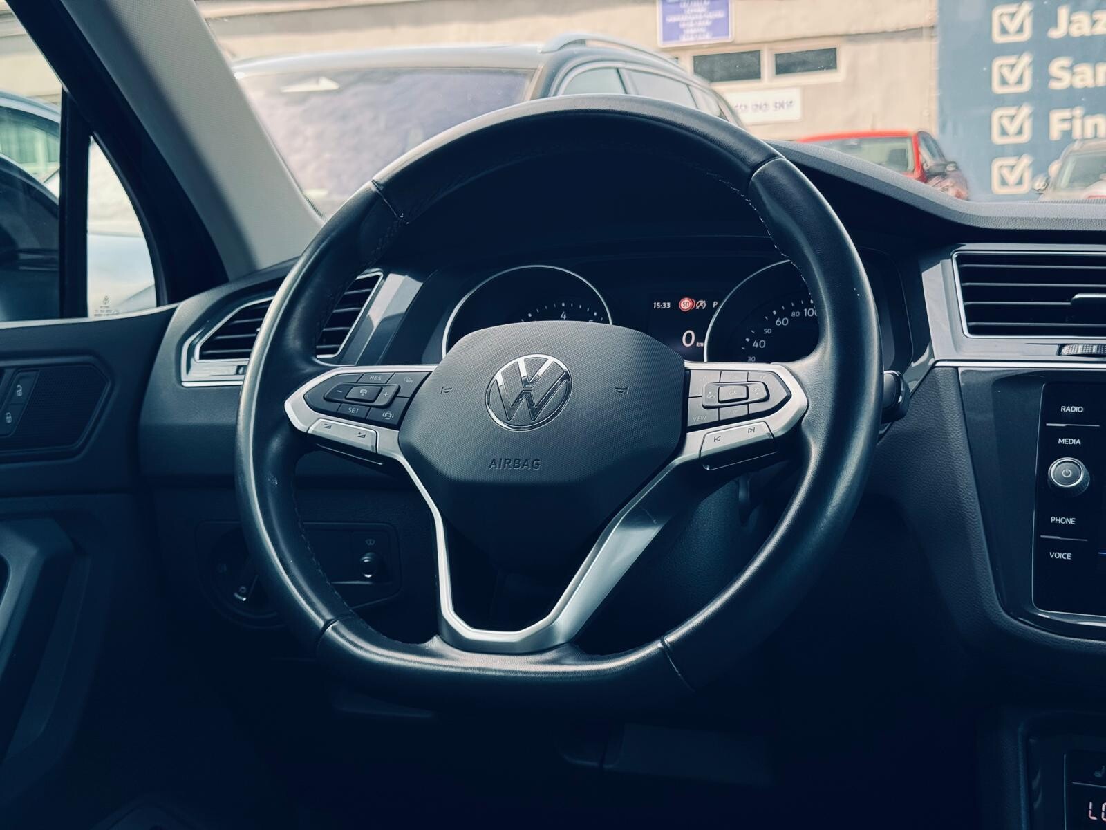Volkswagen Tiguan - zdjęcie 23