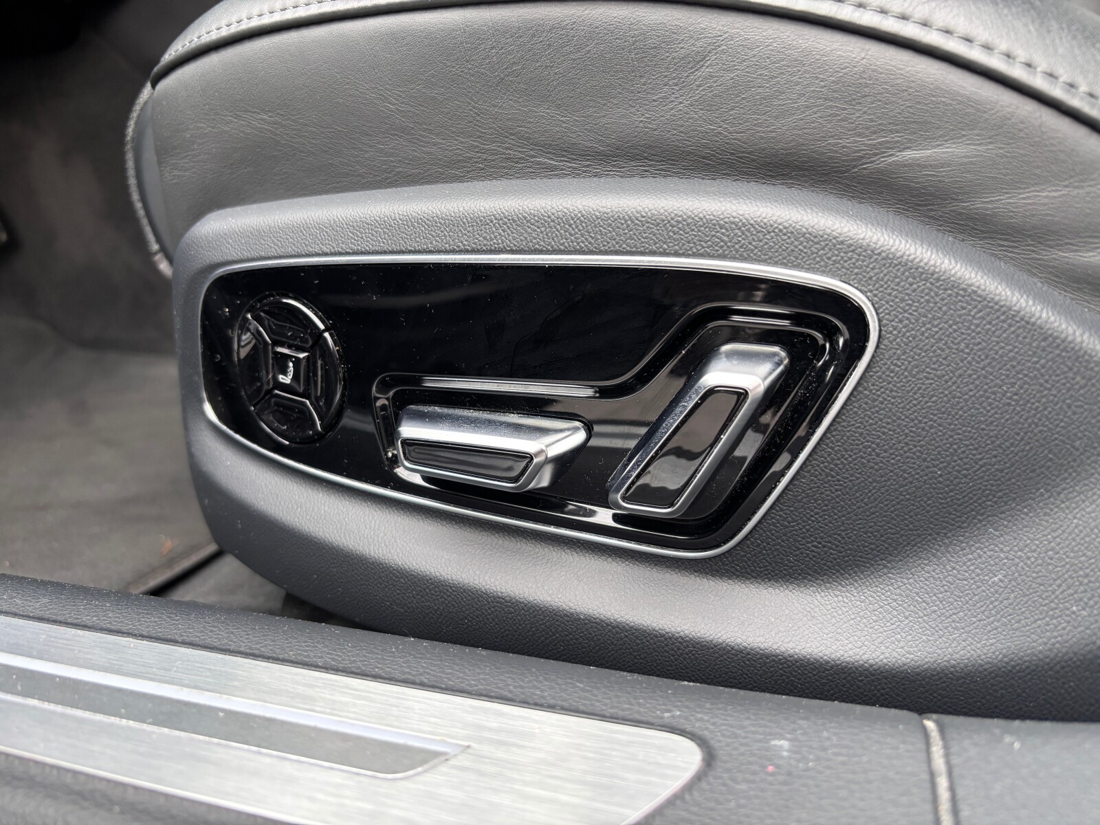 Audi A8 - zdjęcie 13