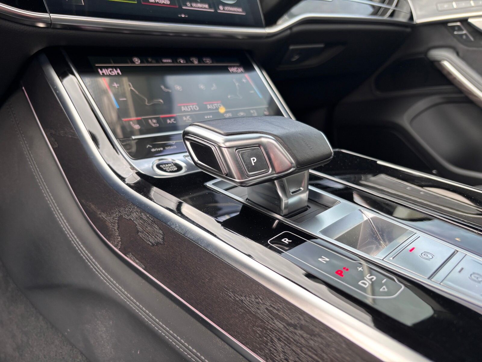 Audi A8 - zdjęcie 19