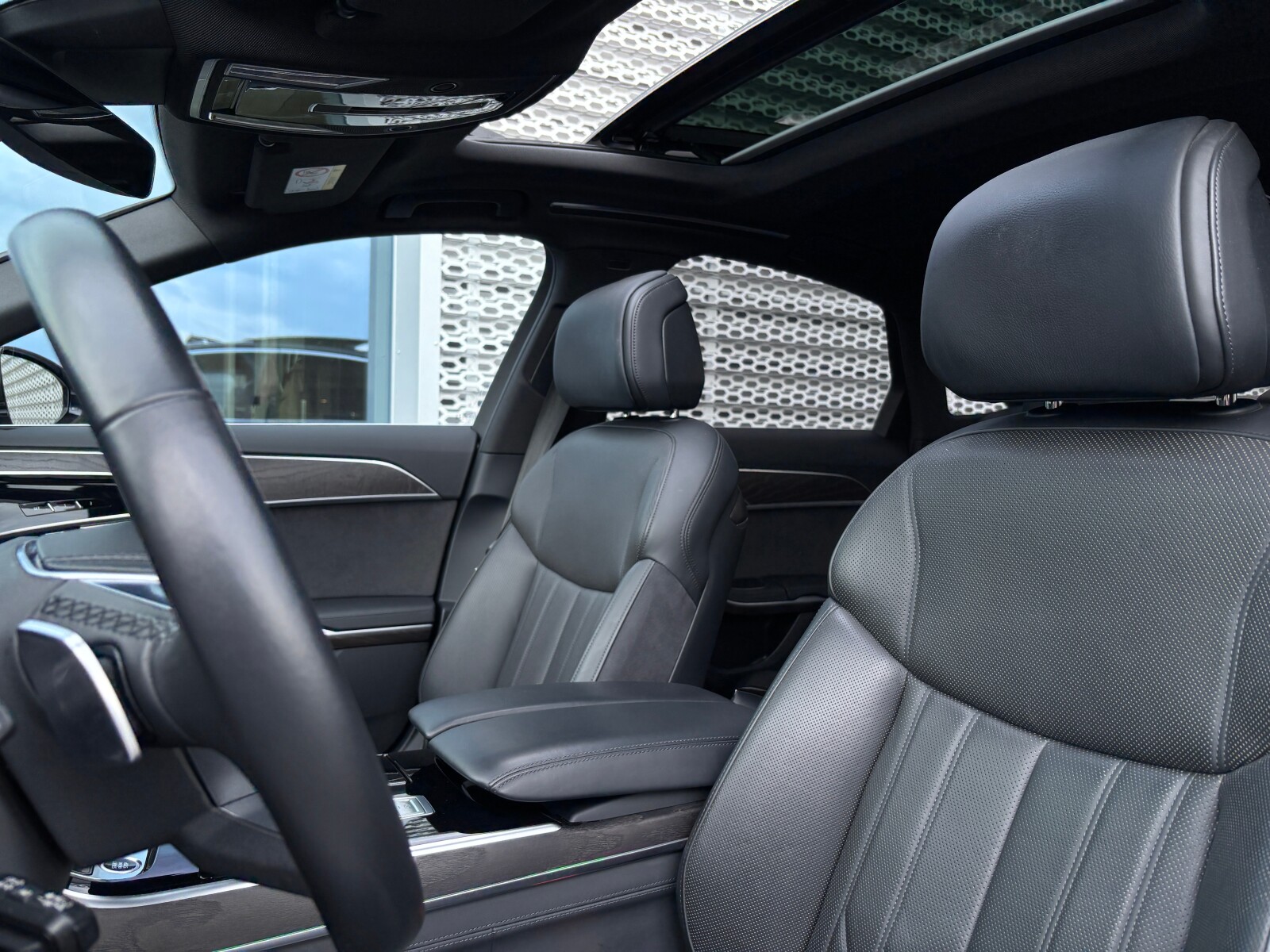 Audi A8 - zdjęcie 12