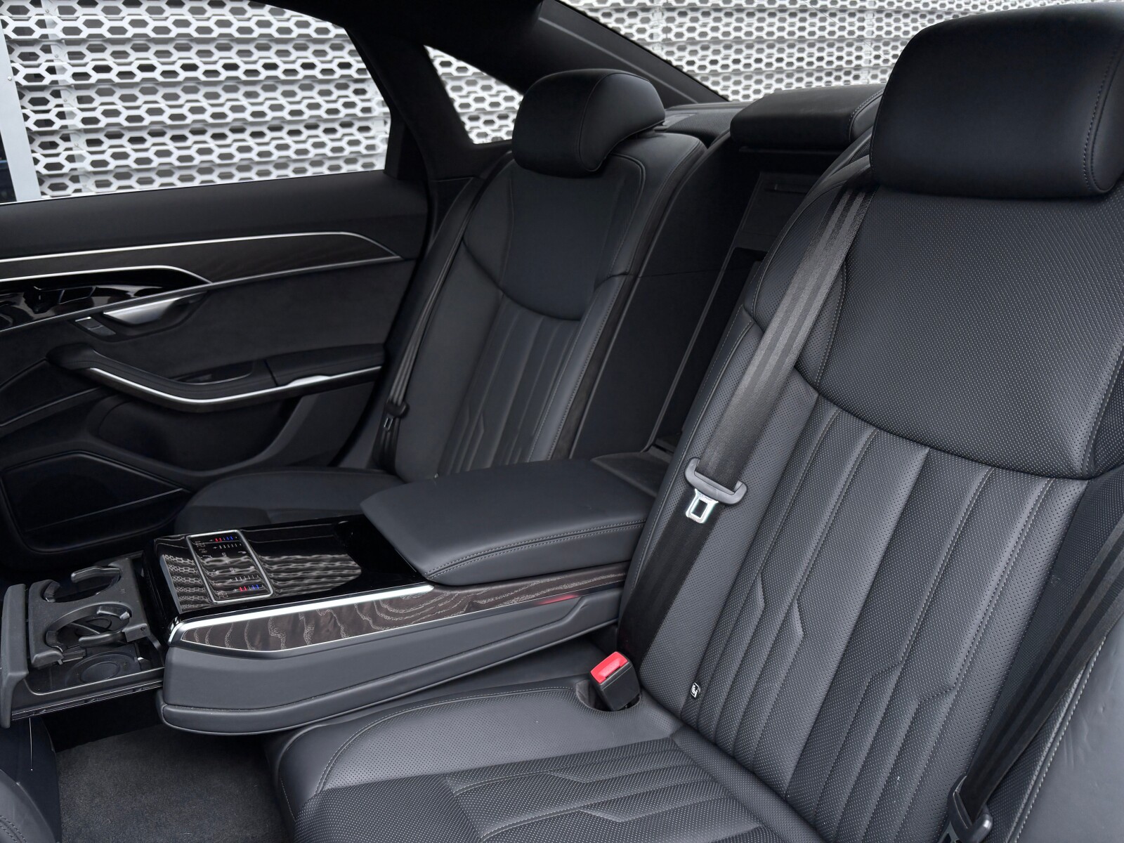 Audi A8 - zdjęcie 25