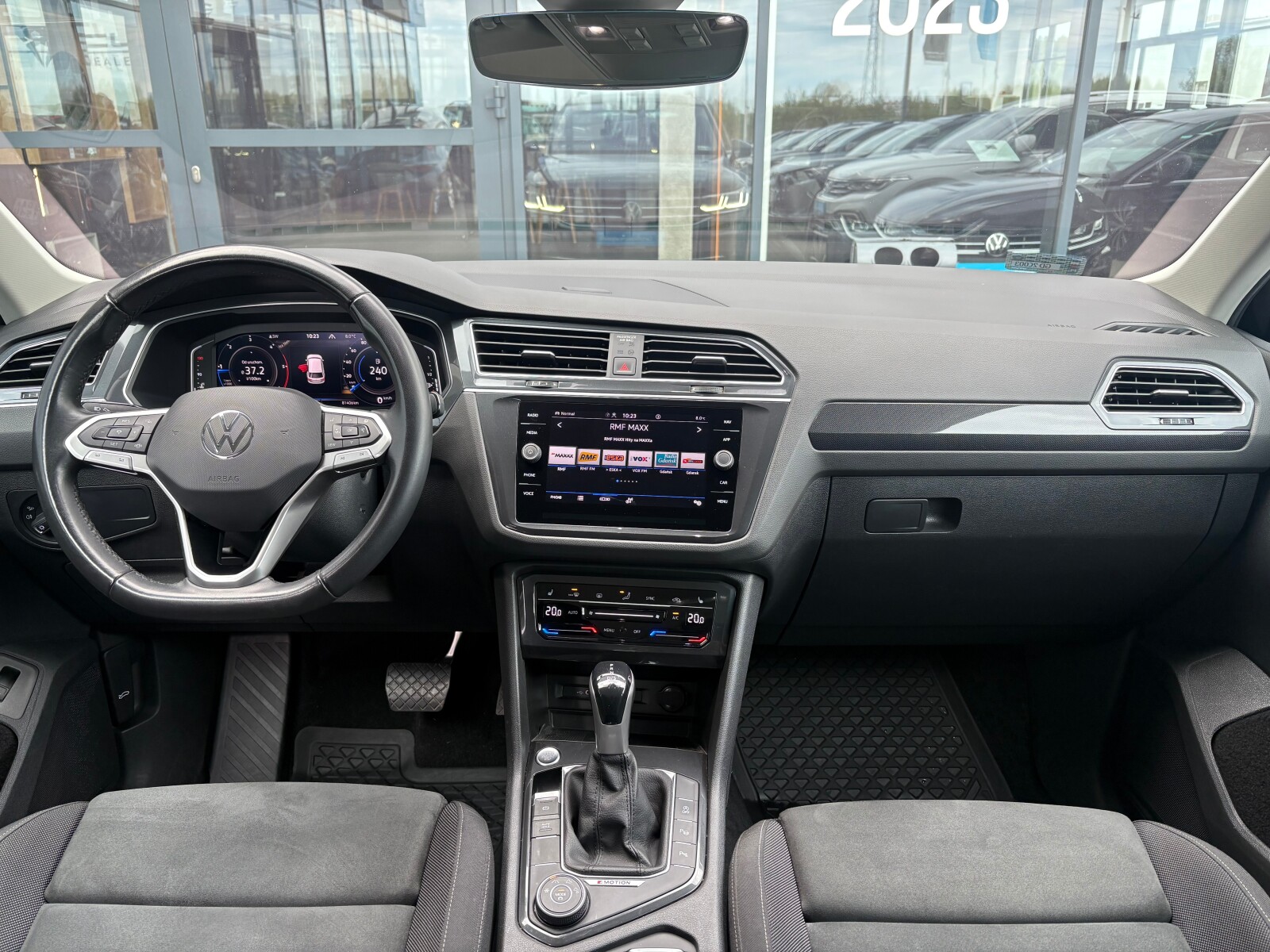 Volkswagen Tiguan - zdjęcie 9