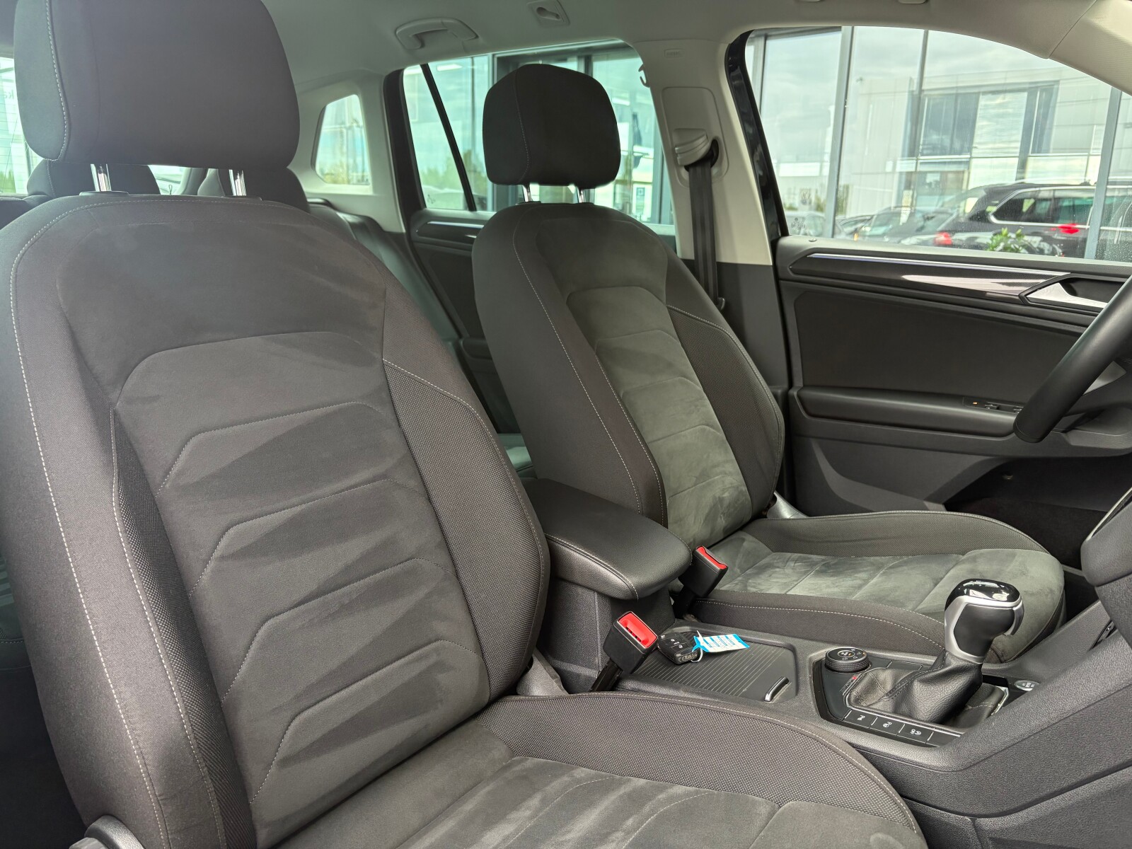 Volkswagen Tiguan - zdjęcie 17