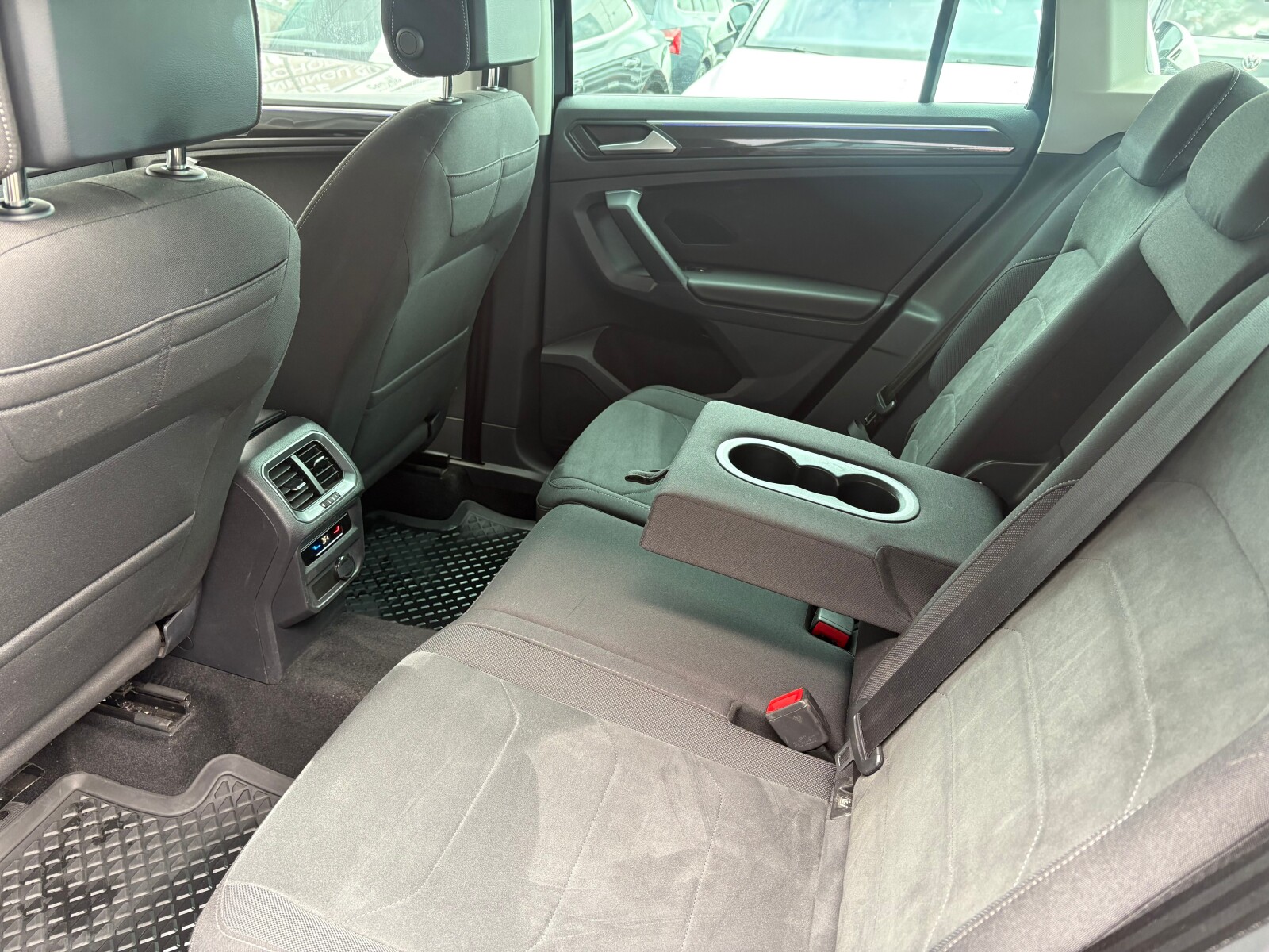 Volkswagen Tiguan - zdjęcie 14