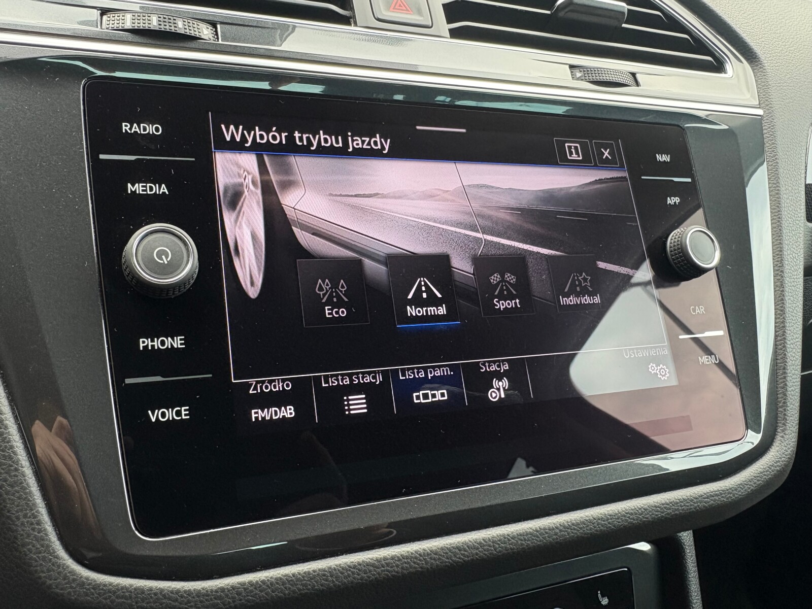Volkswagen Tiguan - zdjęcie 32