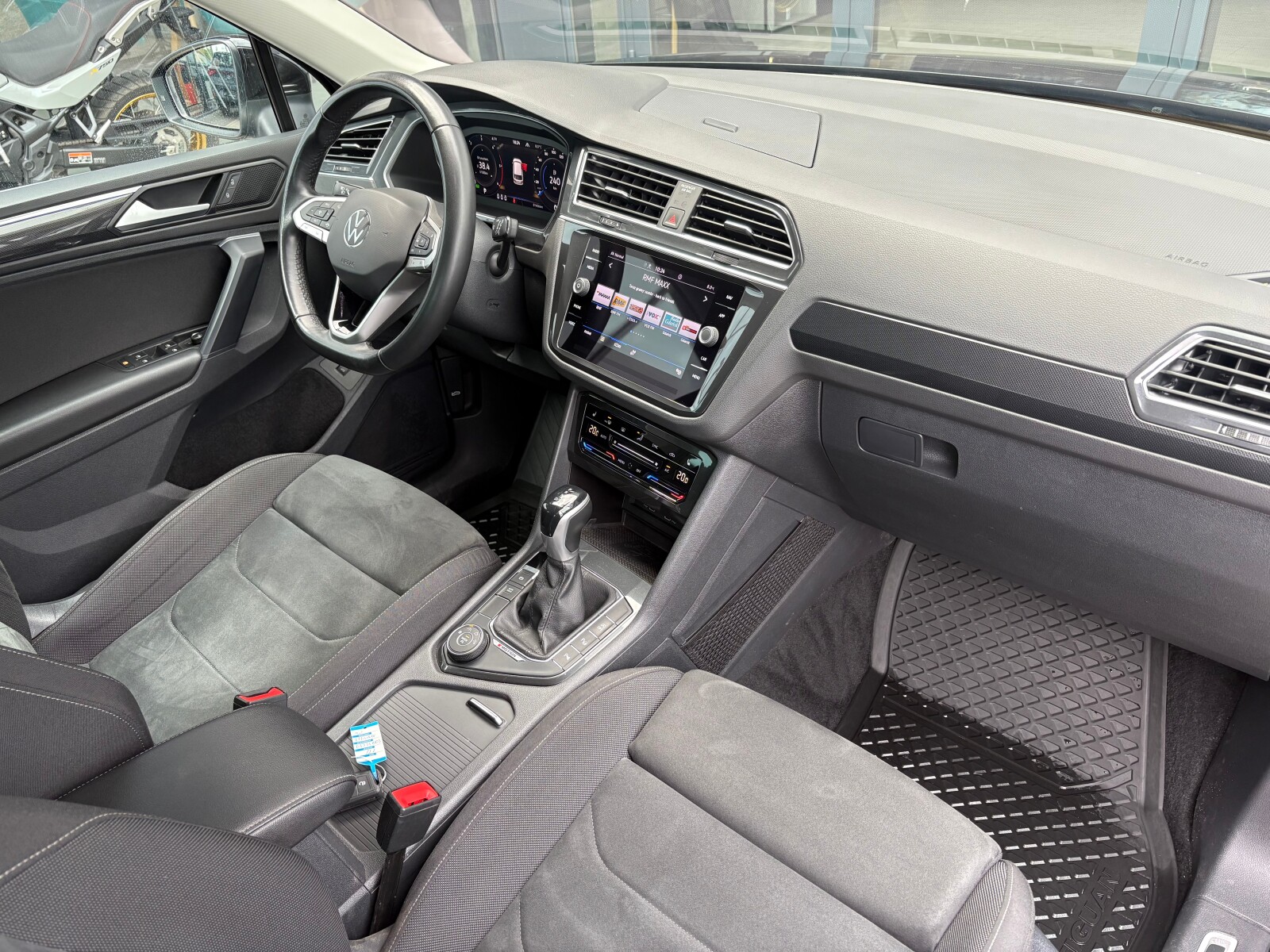 Volkswagen Tiguan - zdjęcie 16