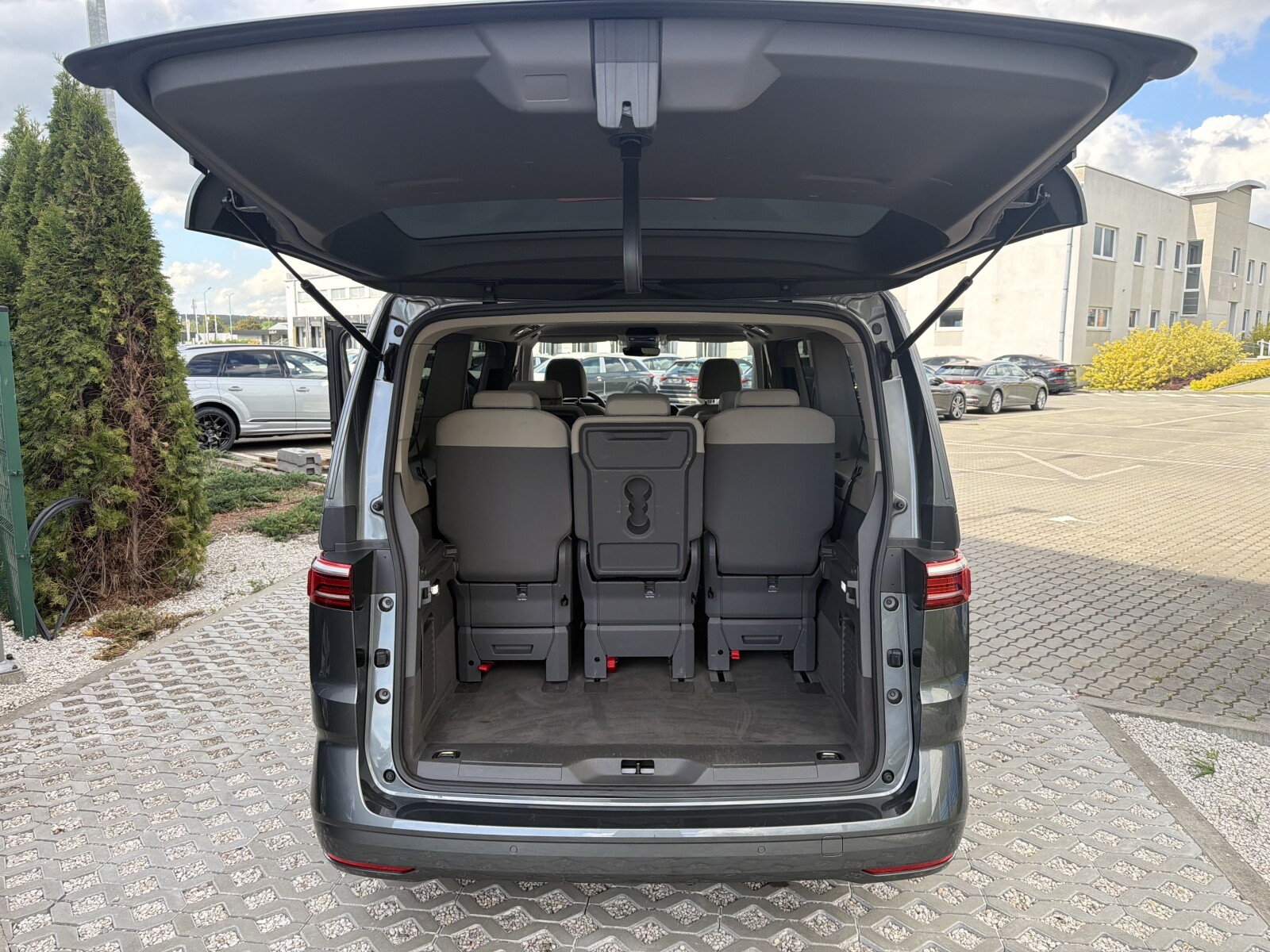 Volkswagen Multivan - zdjęcie 17