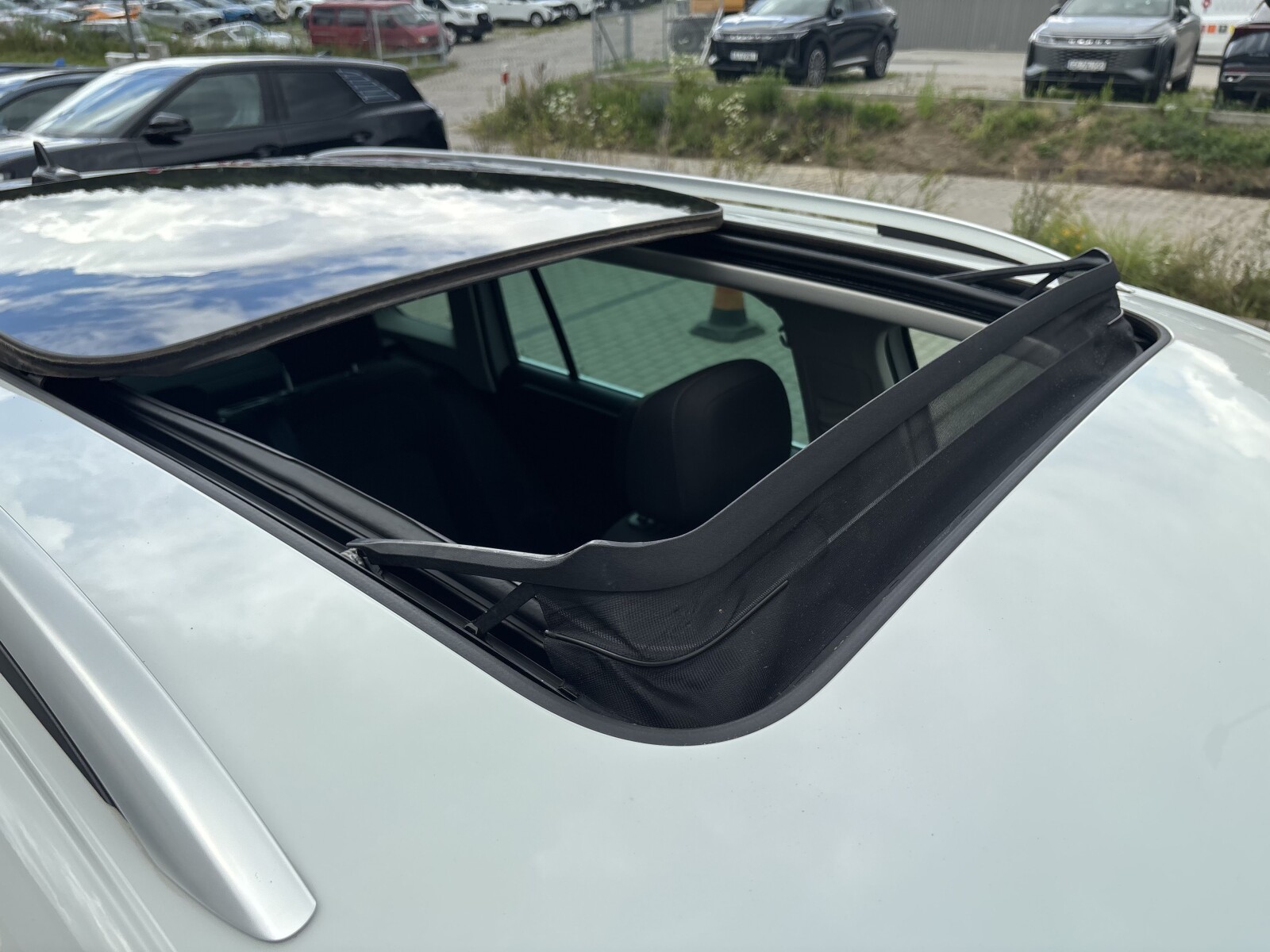 Volkswagen Tiguan - zdjęcie 25