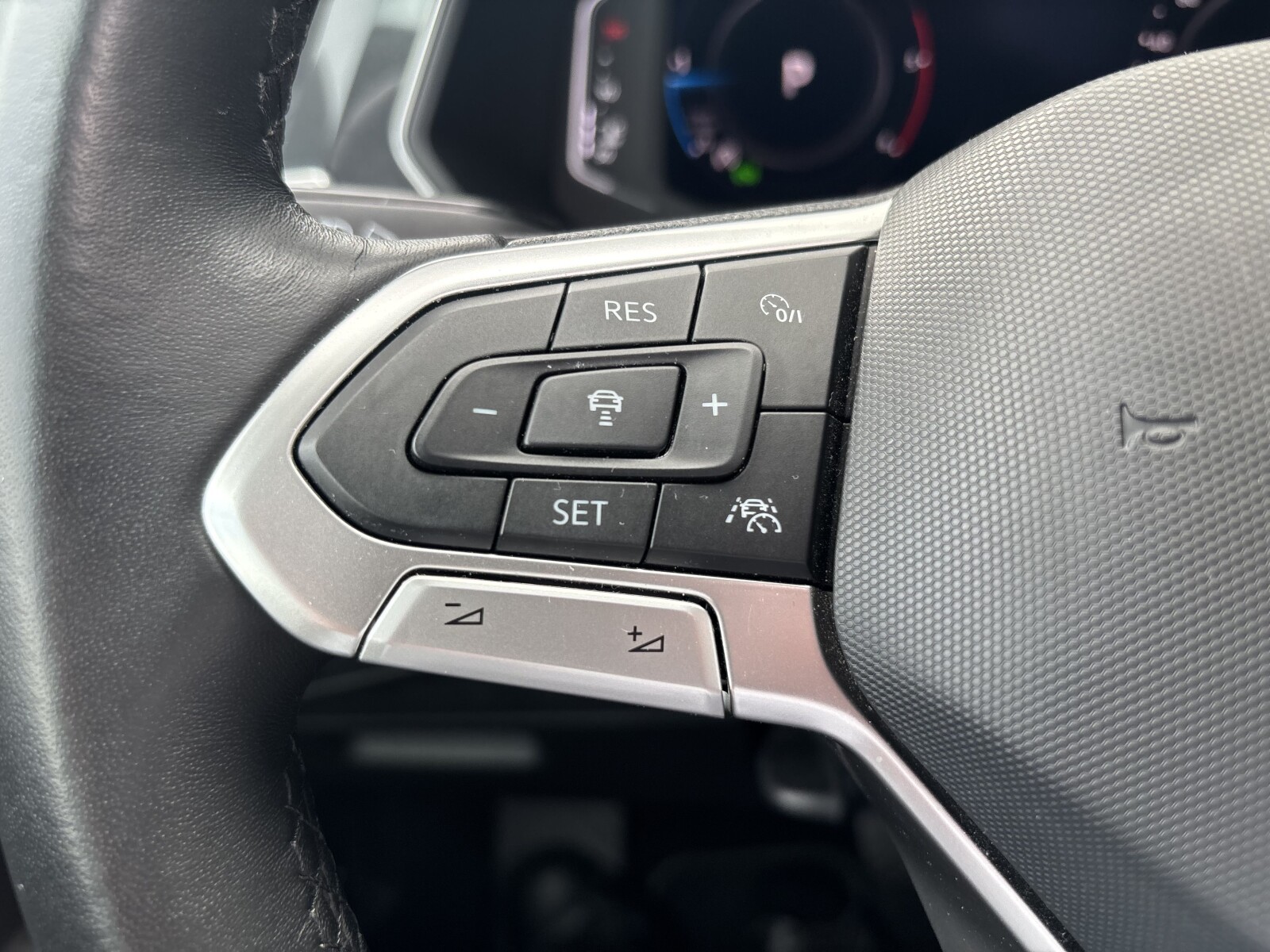Volkswagen Tiguan - zdjęcie 33