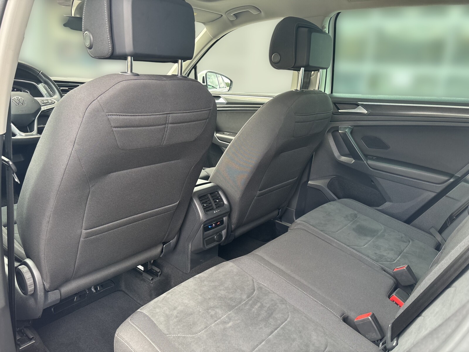 Volkswagen Tiguan - zdjęcie 12