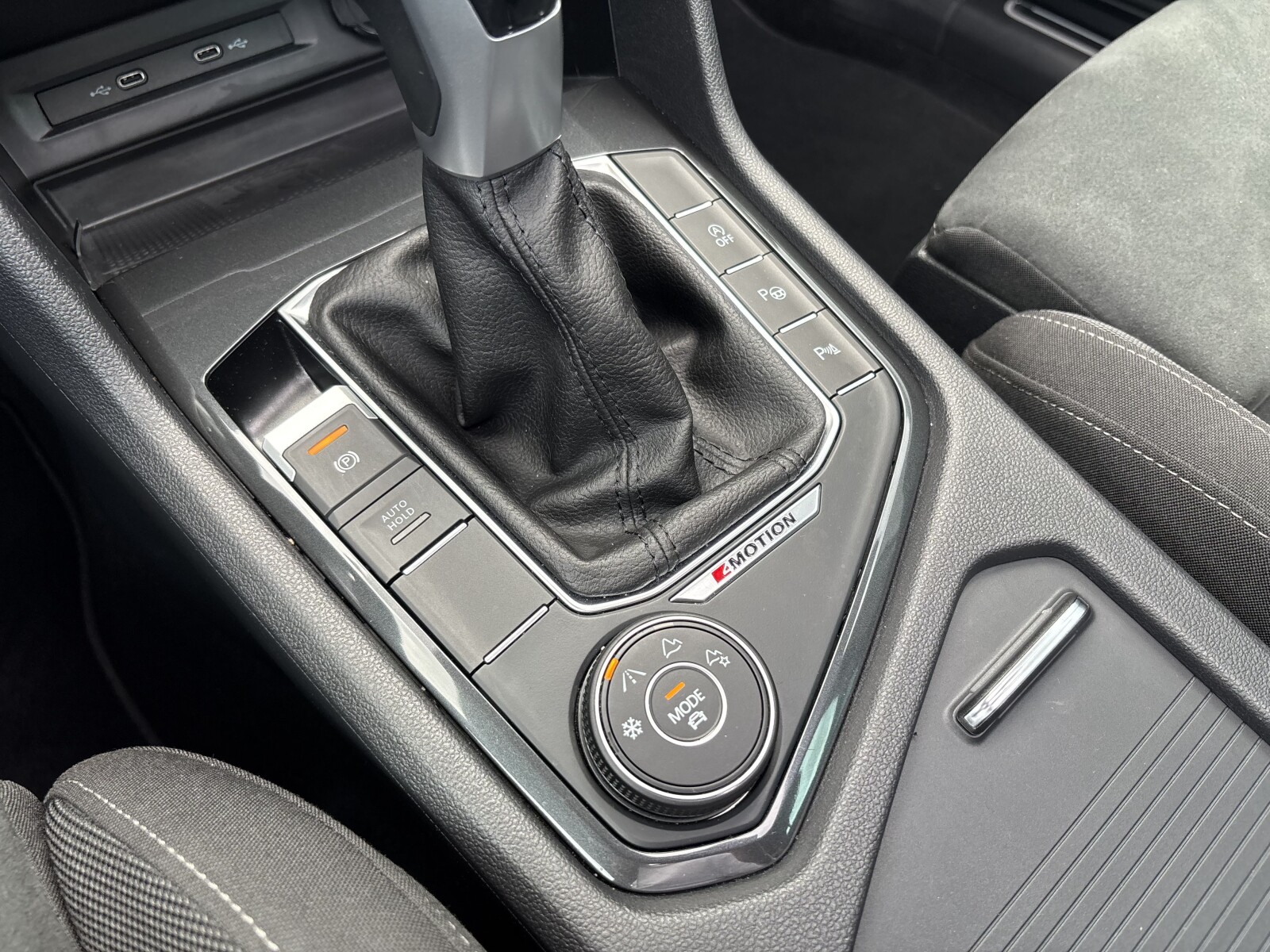 Volkswagen Tiguan - zdjęcie 28
