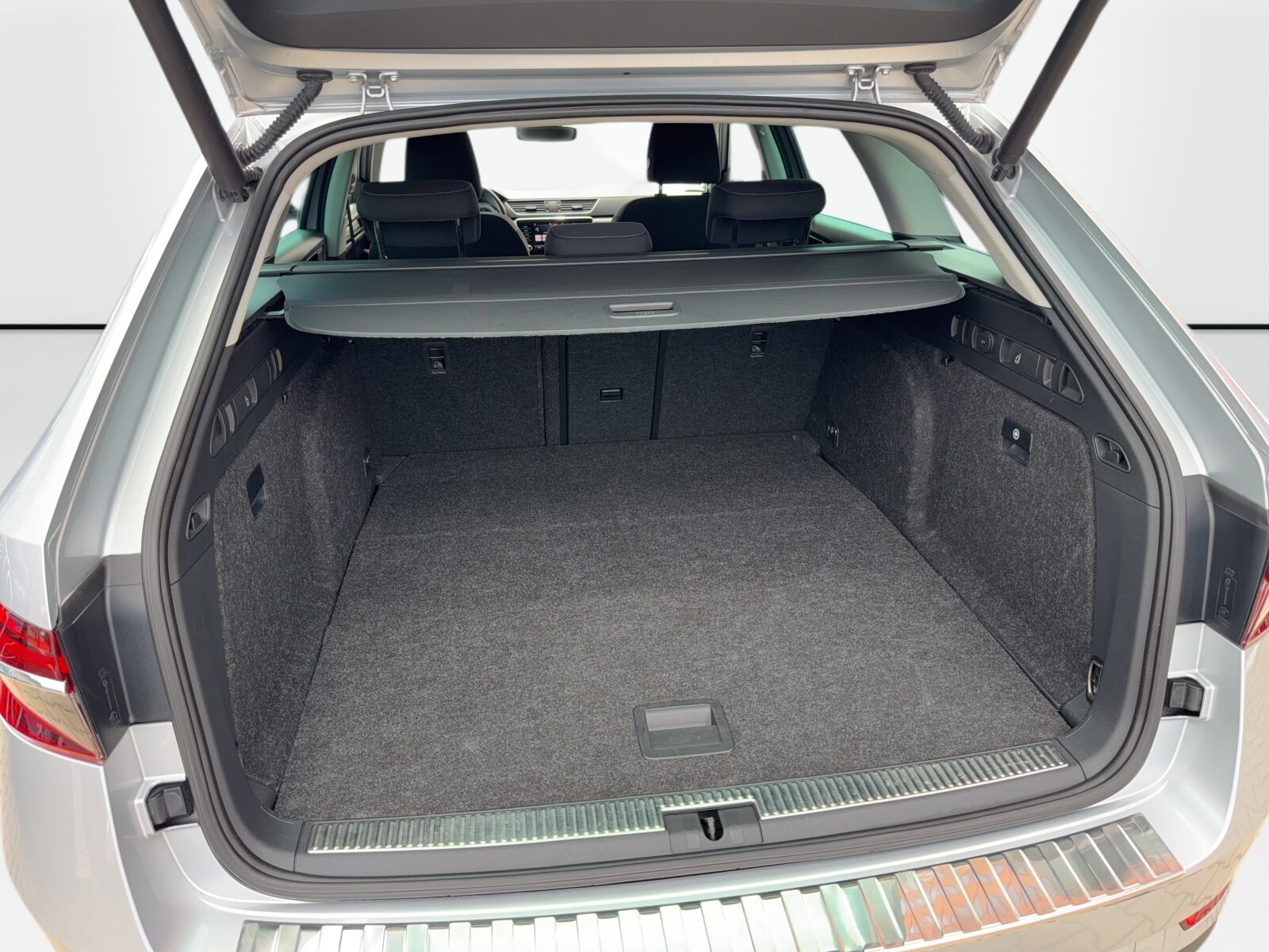 Škoda Superb Combi - zdjęcie 34