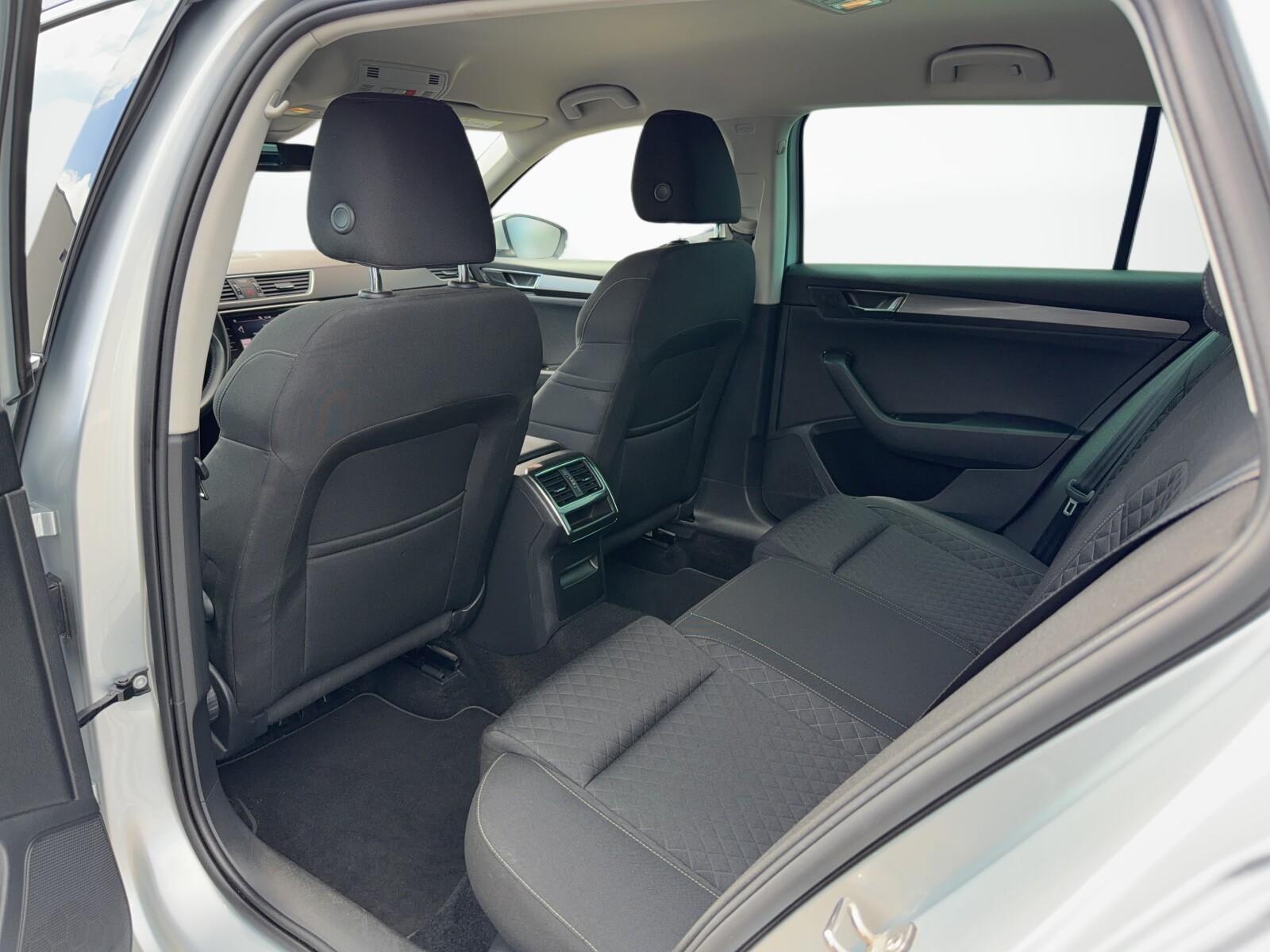 Škoda Superb Combi - zdjęcie 32