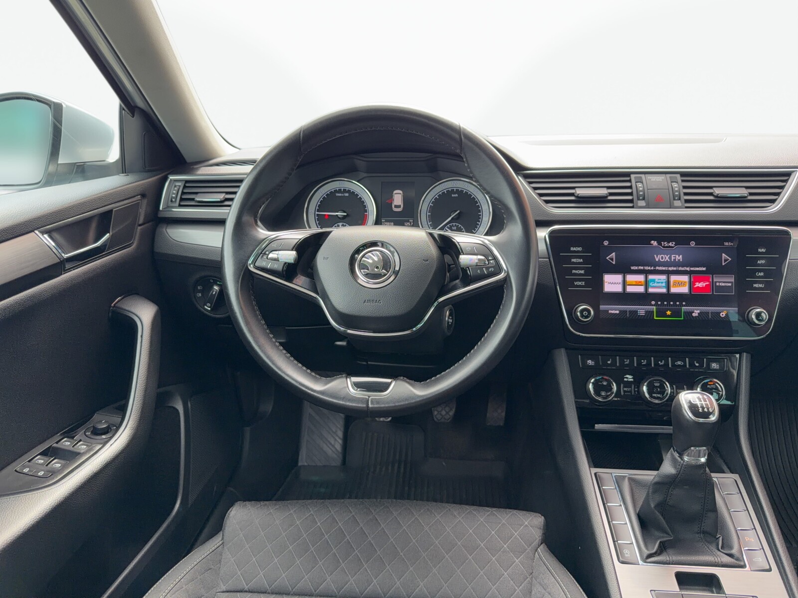Škoda Superb Combi - zdjęcie 18
